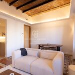 W pełni wyremontowany apartament na najwyższym piętrze w Quadrat d’or