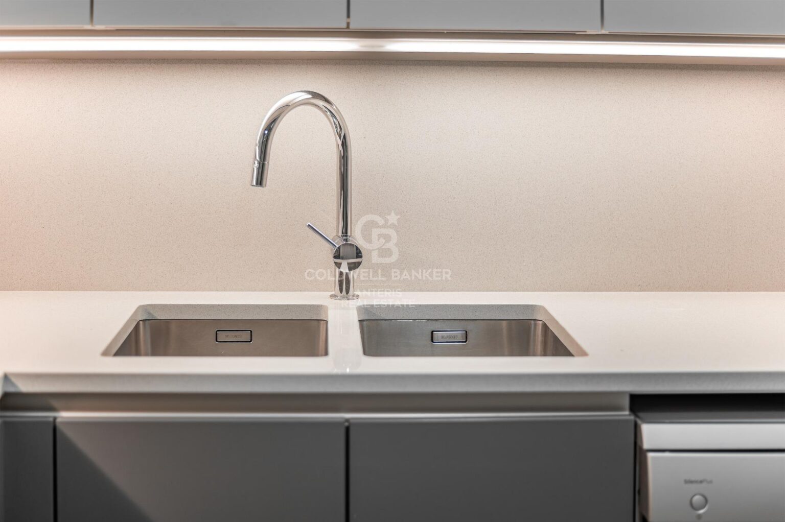 Elegante piso con parking en la finca