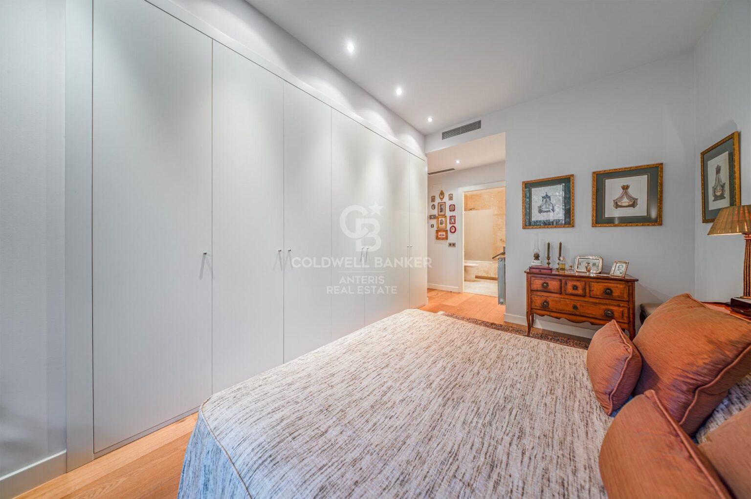 Elegante piso con parking en la finca