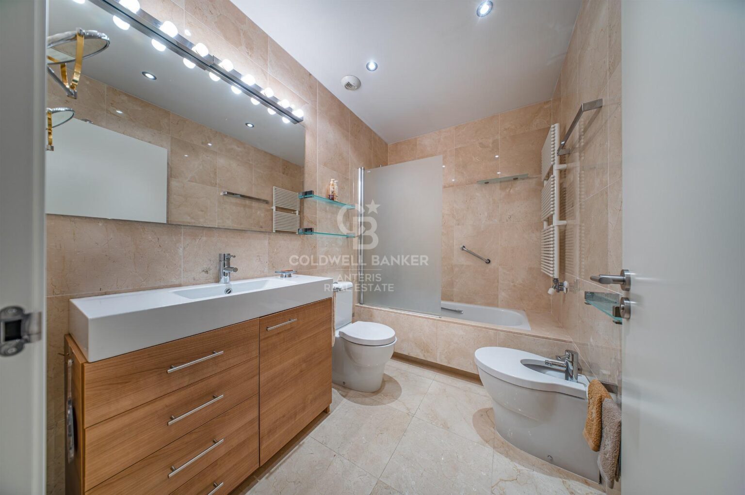 Elegante piso con parking en la finca