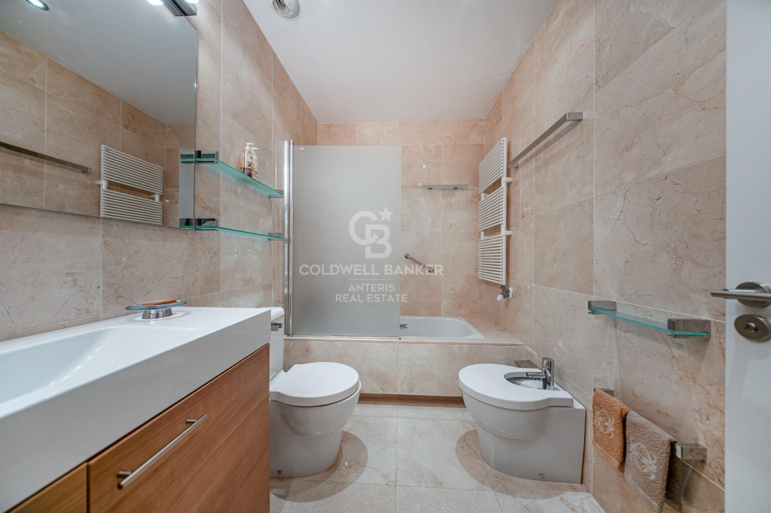 Elegante piso con parking en la finca