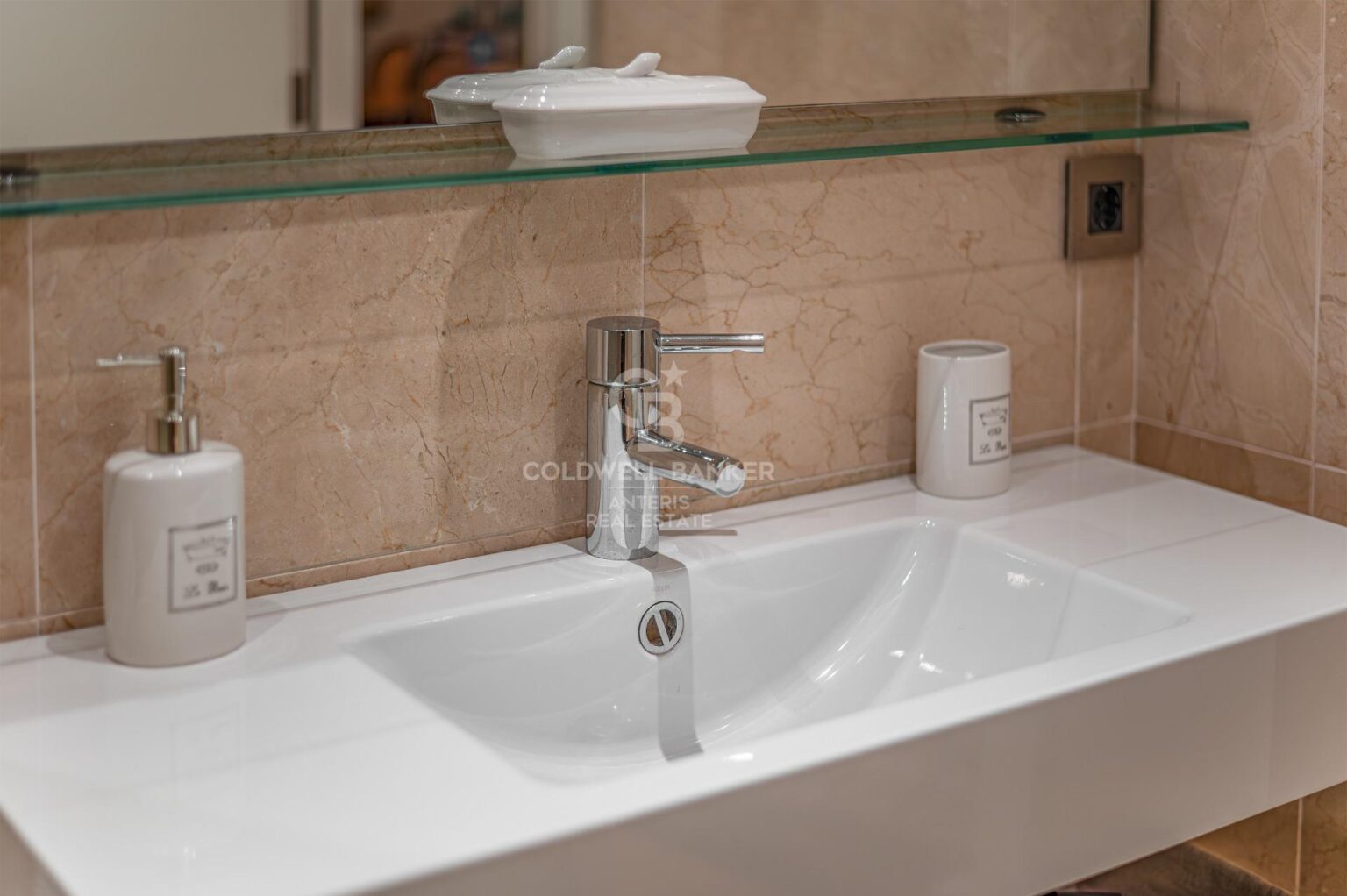 Elegante piso con parking en la finca