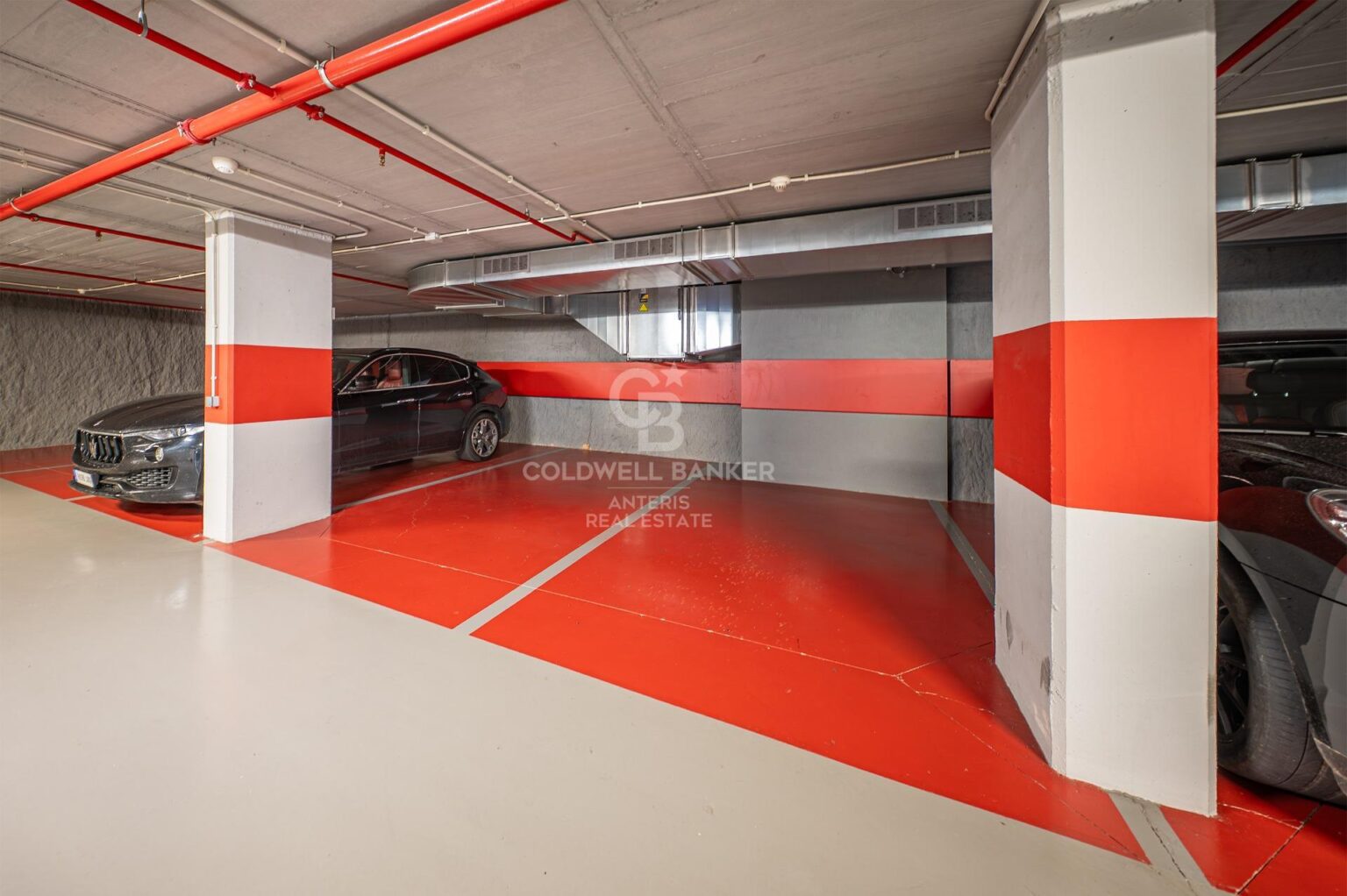 Elegante piso con parking en la finca