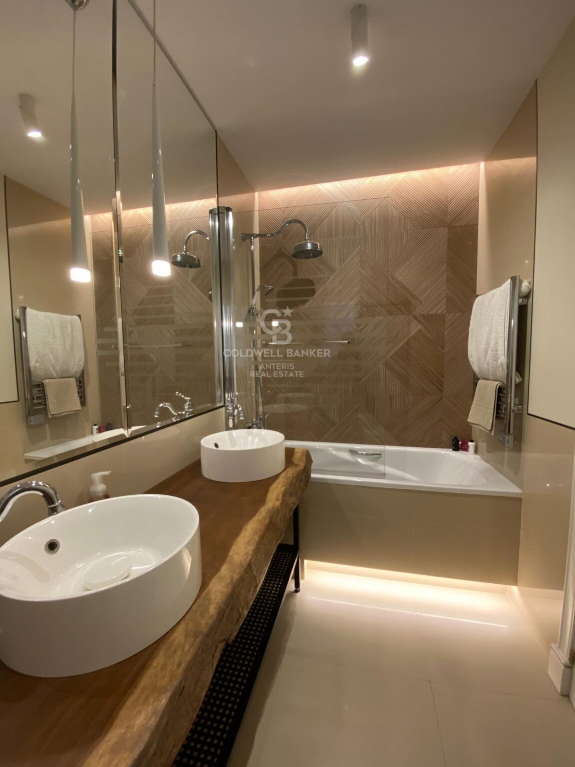 Eleganckie mieszkanie w modernistycznym budynku z niesamowitym widokiem