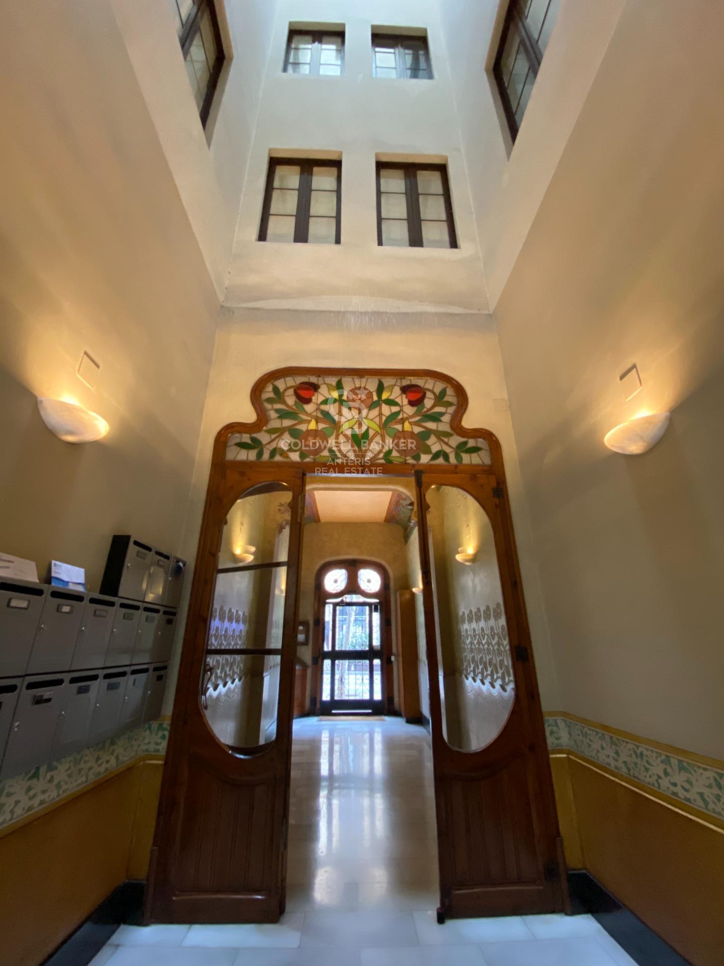 Eleganckie mieszkanie w modernistycznym budynku z niesamowitym widokiem