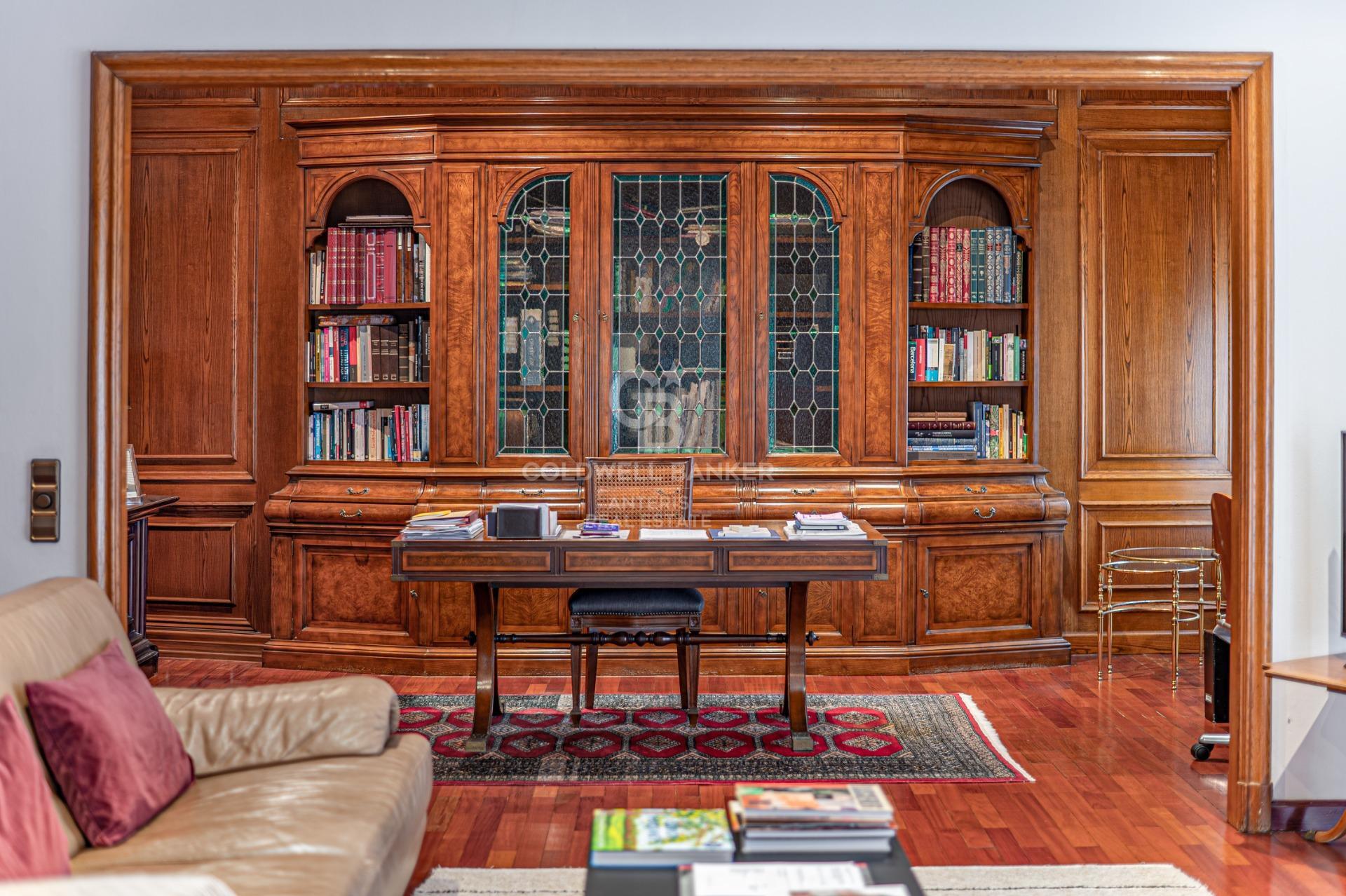 Apartment for sale with terrace in the heart of Les Tres Torres, with parking in the building and concierge service