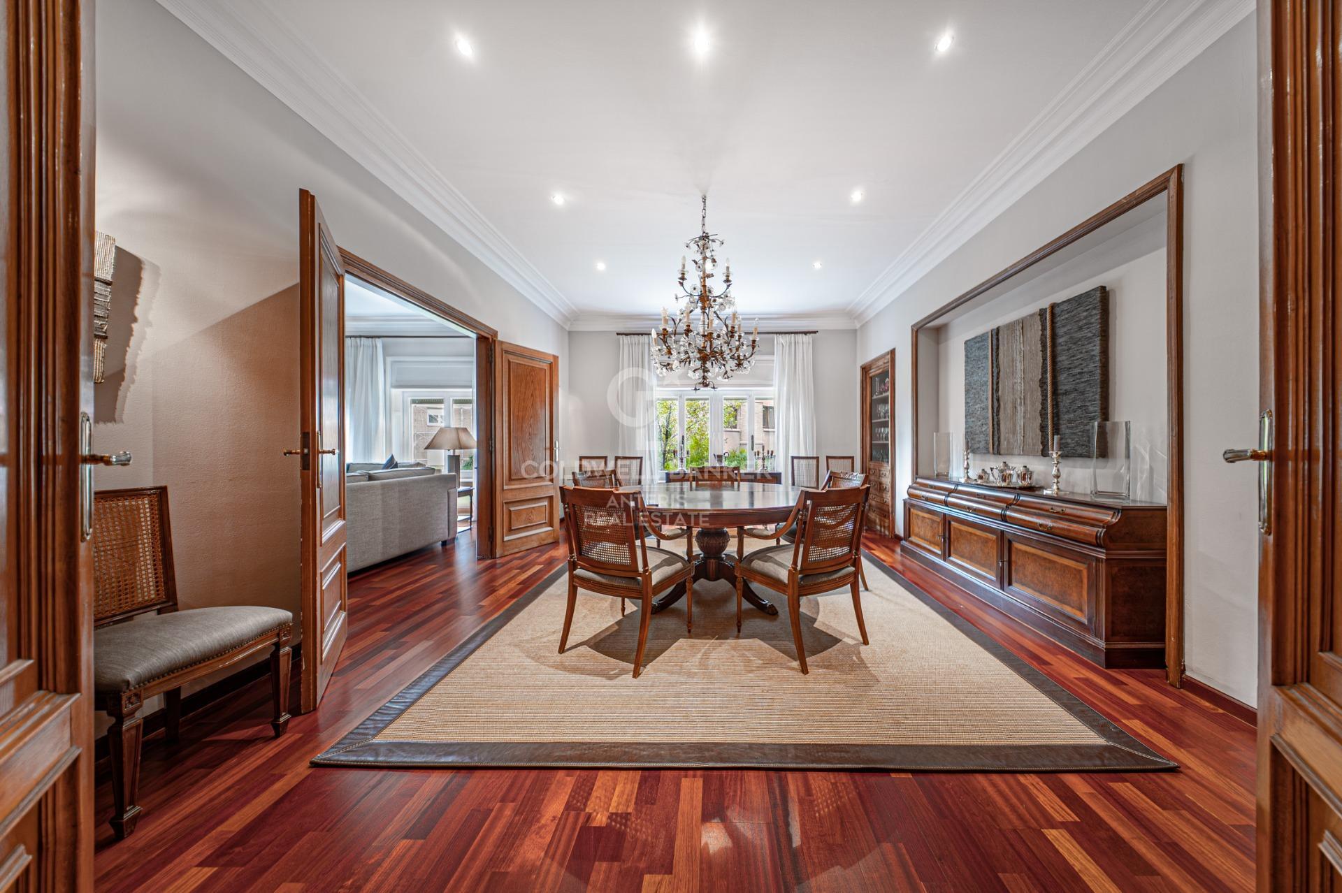 Apartment for sale with terrace in the heart of Les Tres Torres, with parking in the building and concierge service