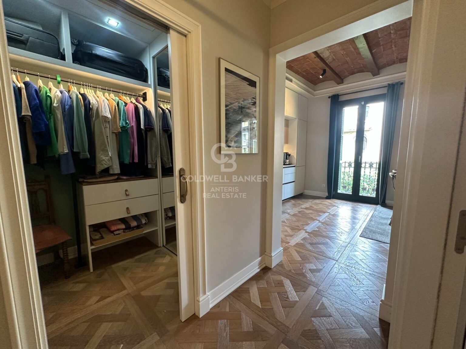 Eleganckie mieszkanie w modernistycznym budynku z niesamowitym widokiem