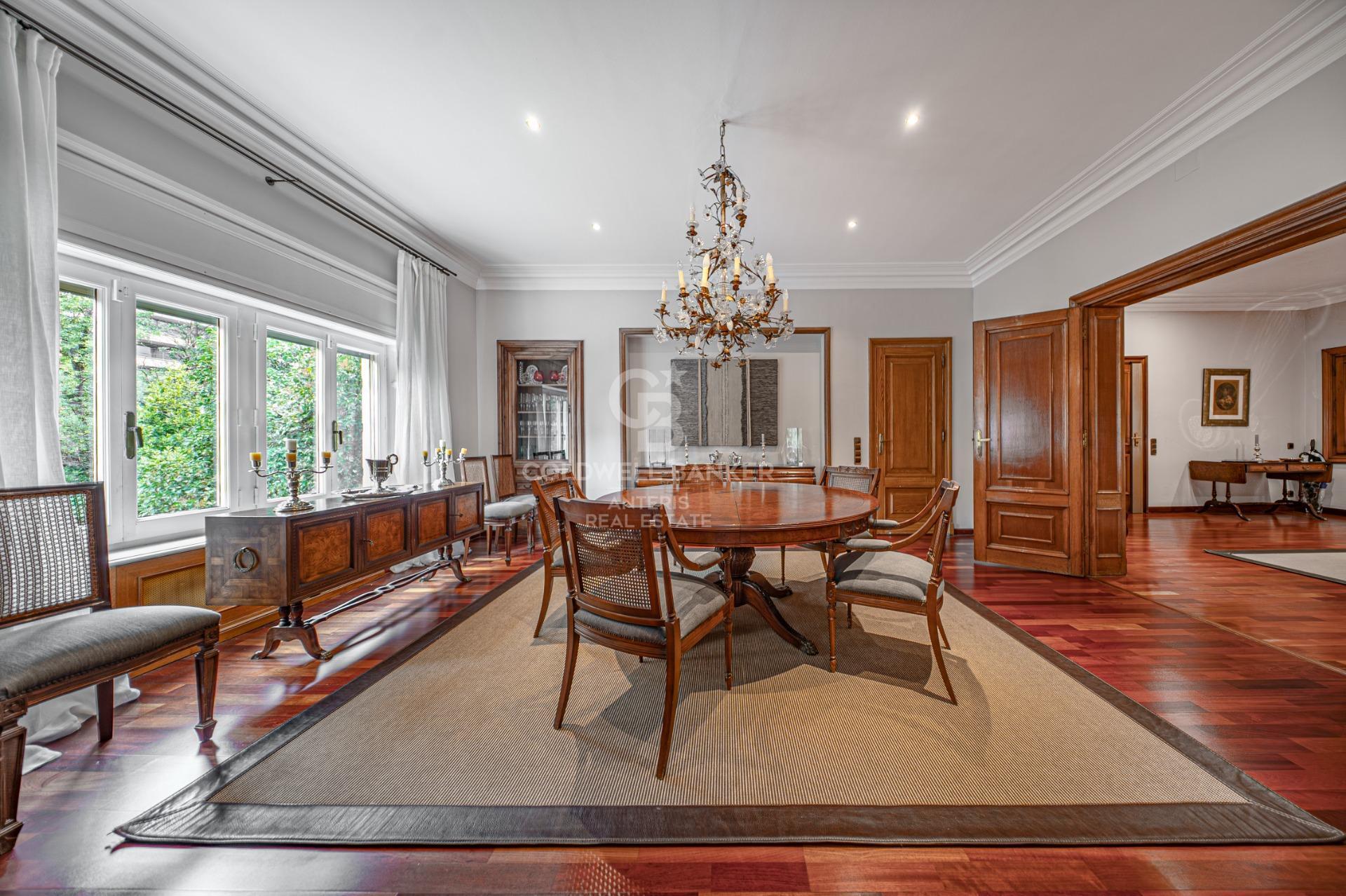 Apartment for sale with terrace in the heart of Les Tres Torres, with parking in the building and concierge service