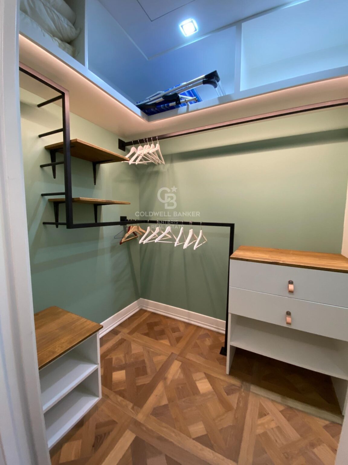 Eleganckie mieszkanie w modernistycznym budynku z niesamowitym widokiem