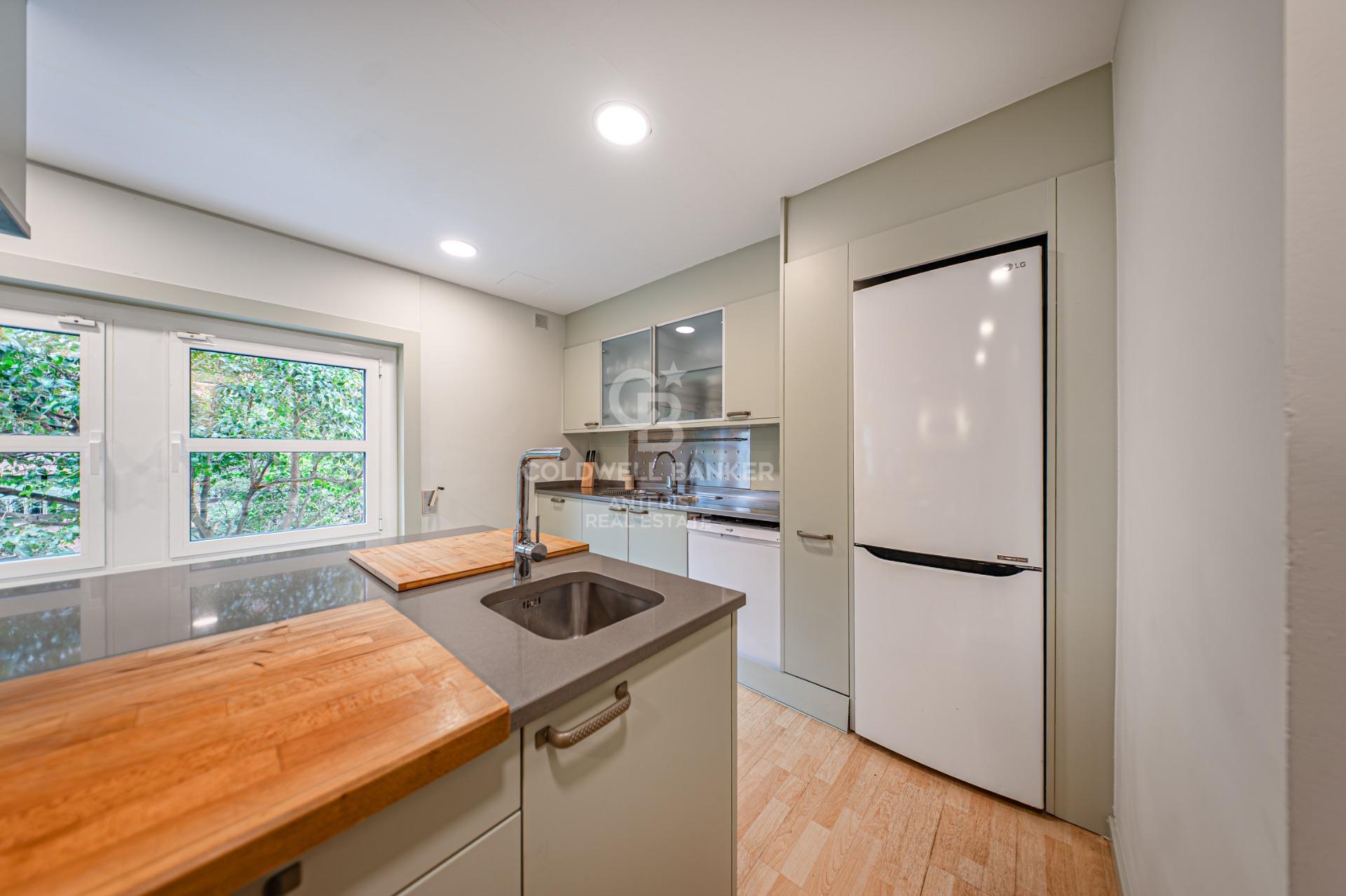 Apartment for sale with terrace in the heart of Les Tres Torres, with parking in the building and concierge service