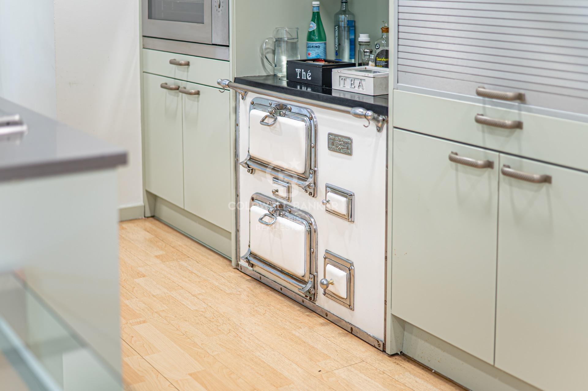 Apartment for sale with terrace in the heart of Les Tres Torres, with parking in the building and concierge service