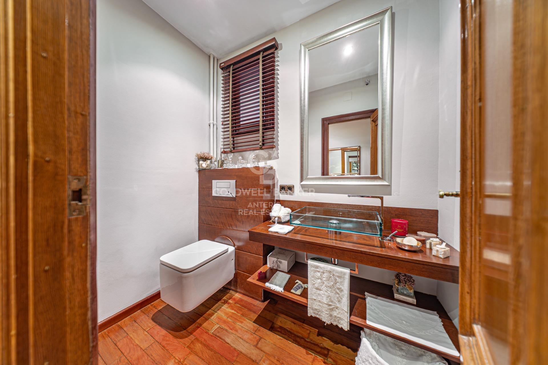 Apartment for sale with terrace in the heart of Les Tres Torres, with parking in the building and concierge service