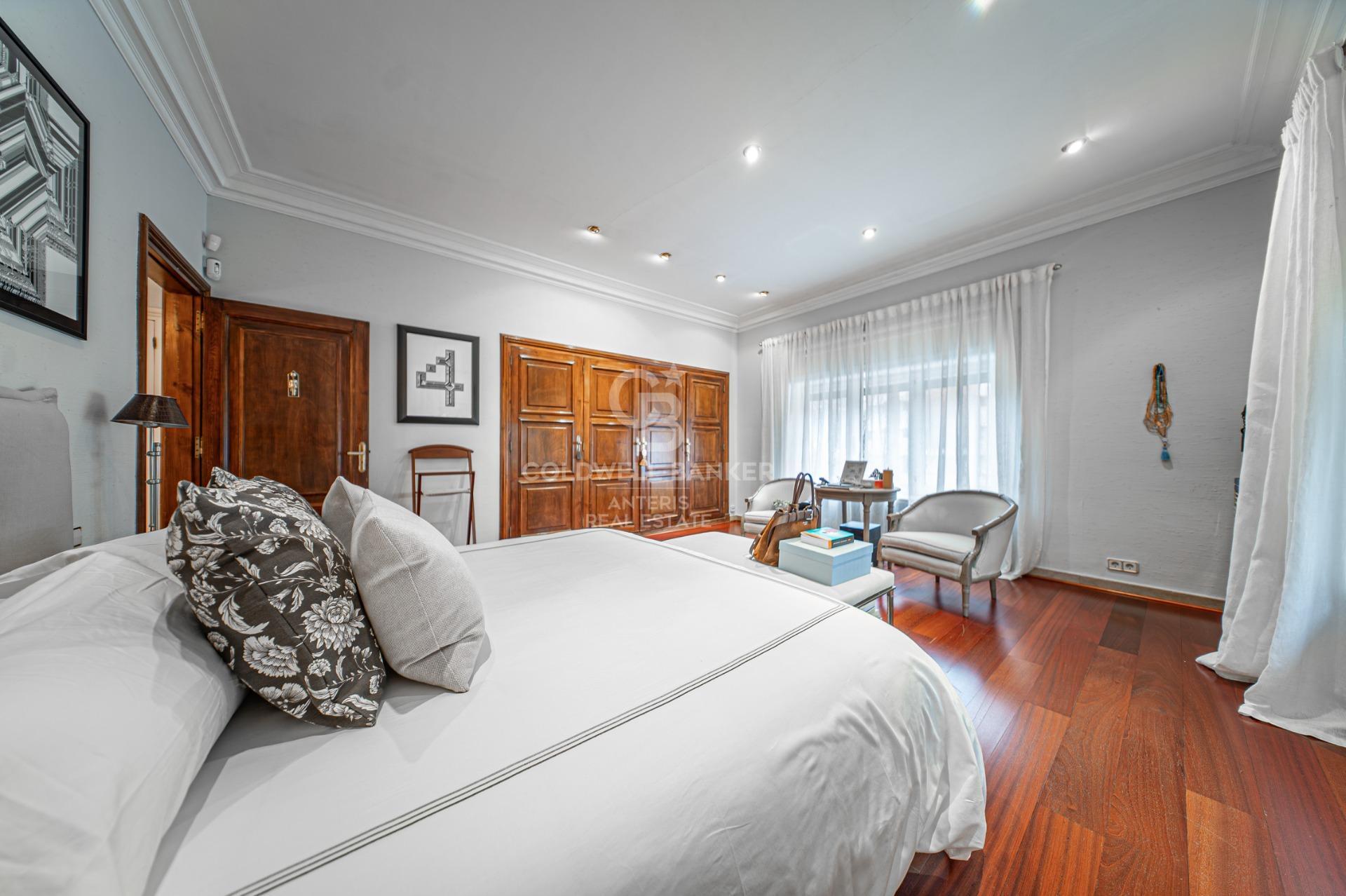 Apartment for sale with terrace in the heart of Les Tres Torres, with parking in the building and concierge service