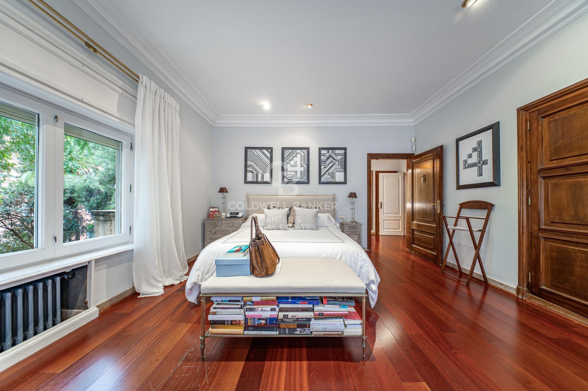 Apartment for sale with terrace in the heart of Les Tres Torres, with parking in the building and concierge service