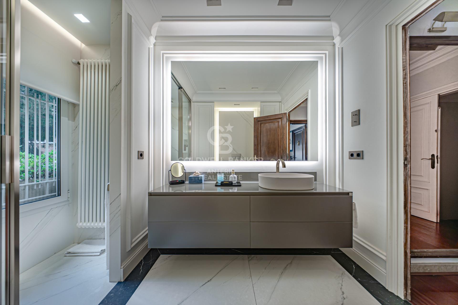 Apartment for sale with terrace in the heart of Les Tres Torres, with parking in the building and concierge service