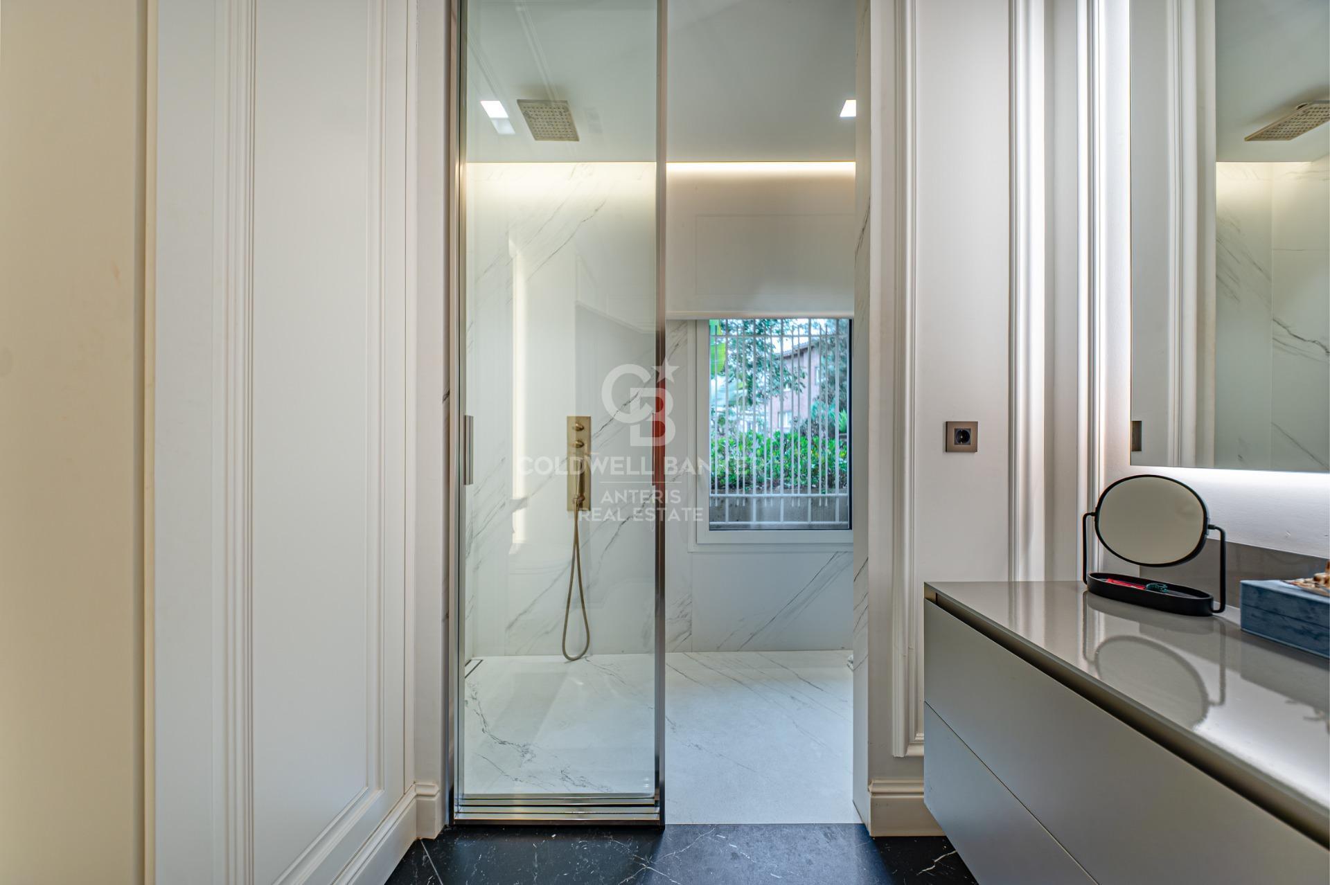 Apartment for sale with terrace in the heart of Les Tres Torres, with parking in the building and concierge service