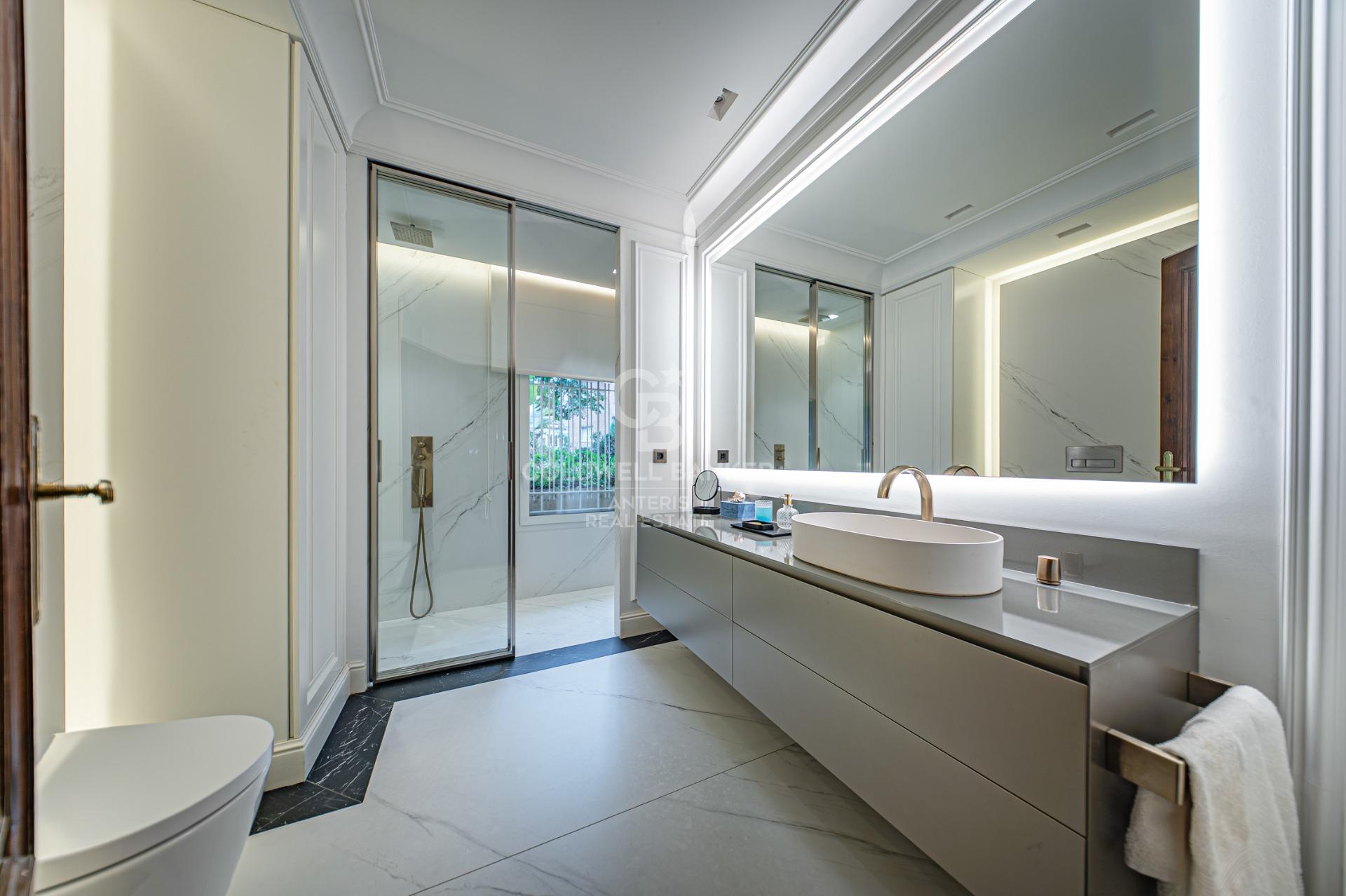 Apartment for sale with terrace in the heart of Les Tres Torres, with parking in the building and concierge service