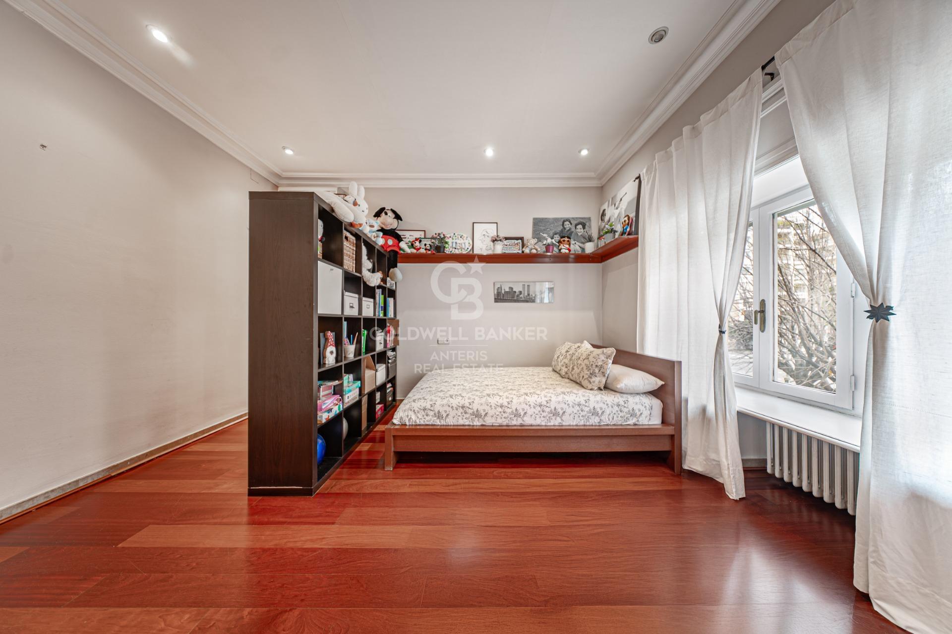 Apartment for sale with terrace in the heart of Les Tres Torres, with parking in the building and concierge service