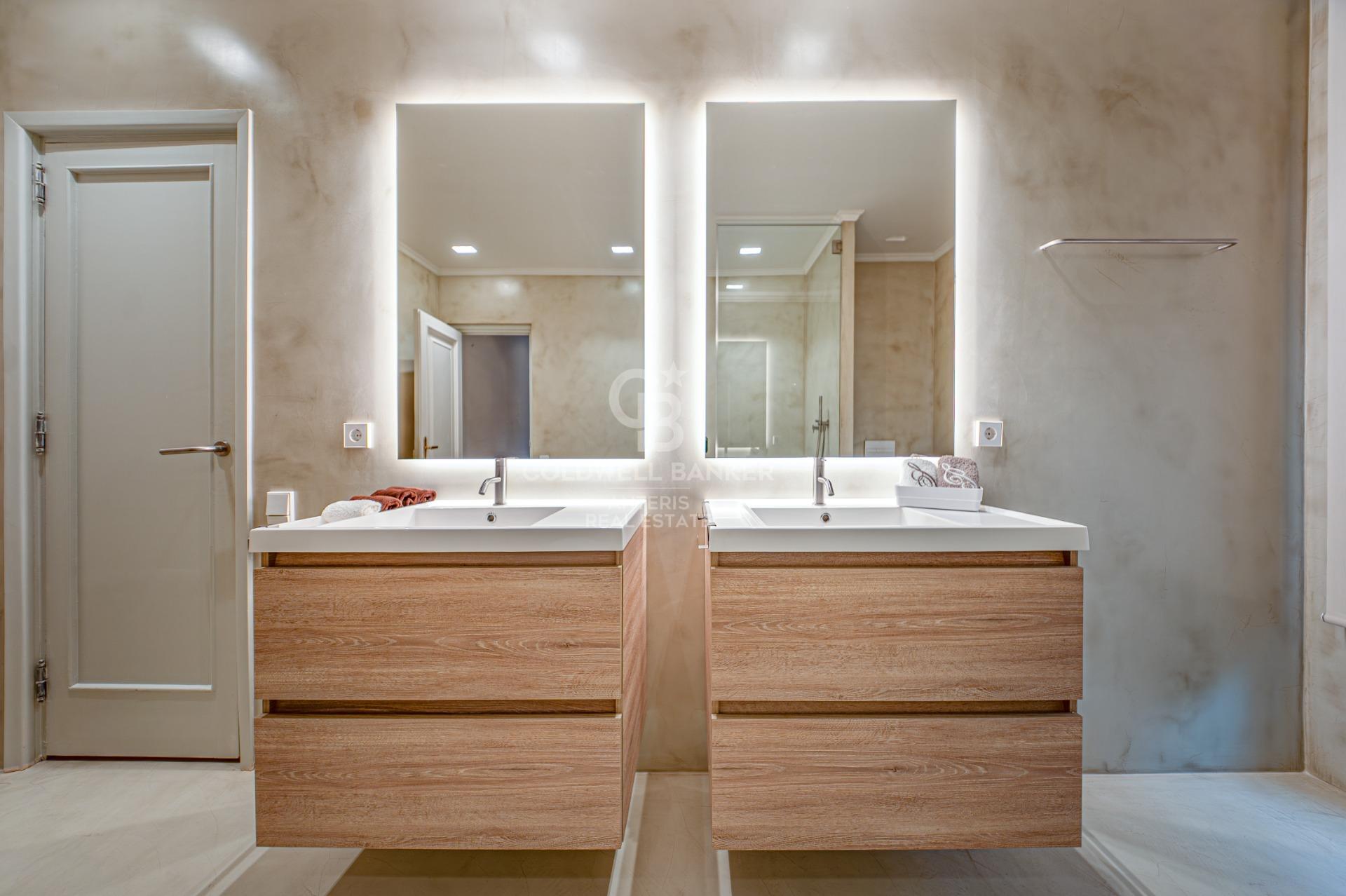 Apartment for sale with terrace in the heart of Les Tres Torres, with parking in the building and concierge service