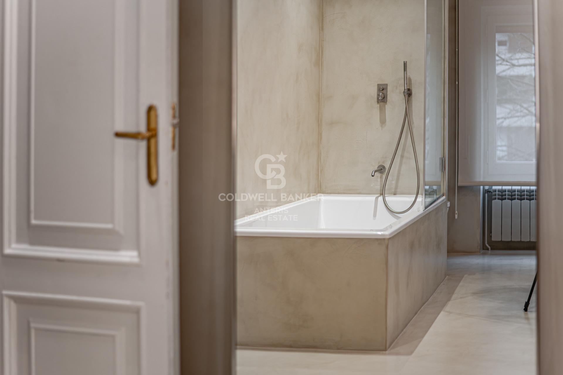 Apartment for sale with terrace in the heart of Les Tres Torres, with parking in the building and concierge service