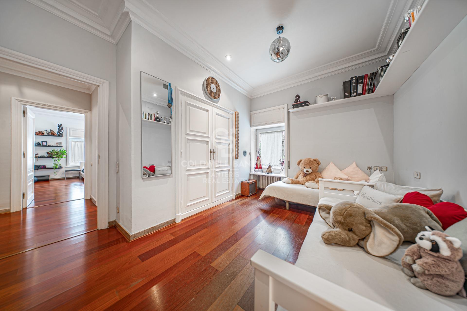 Apartment for sale with terrace in the heart of Les Tres Torres, with parking in the building and concierge service