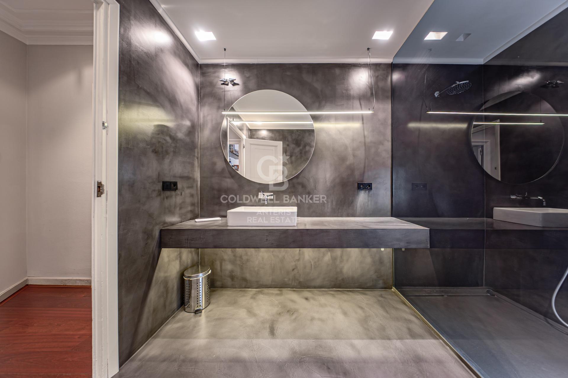 Apartment for sale with terrace in the heart of Les Tres Torres, with parking in the building and concierge service