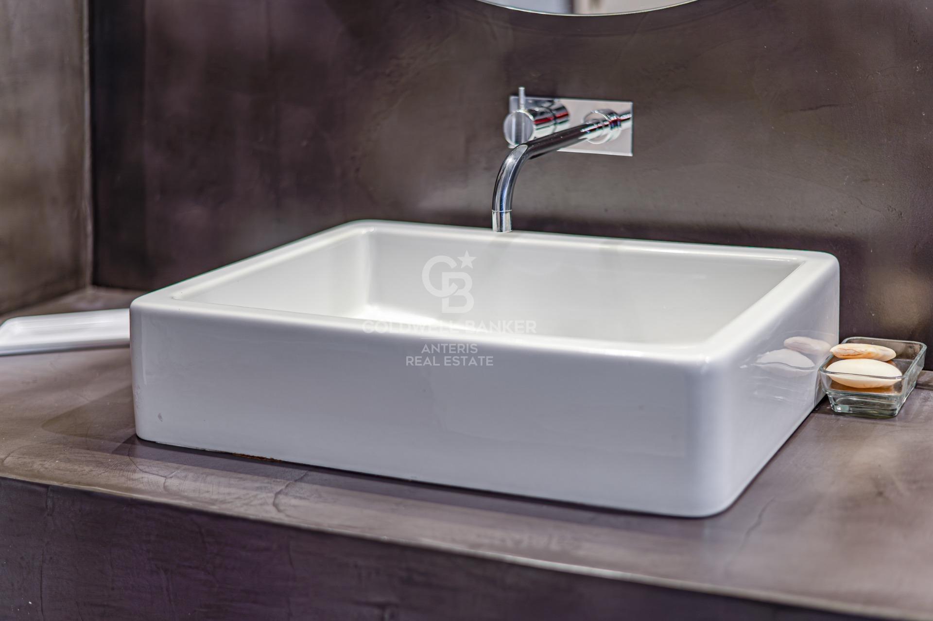 Apartment for sale with terrace in the heart of Les Tres Torres, with parking in the building and concierge service