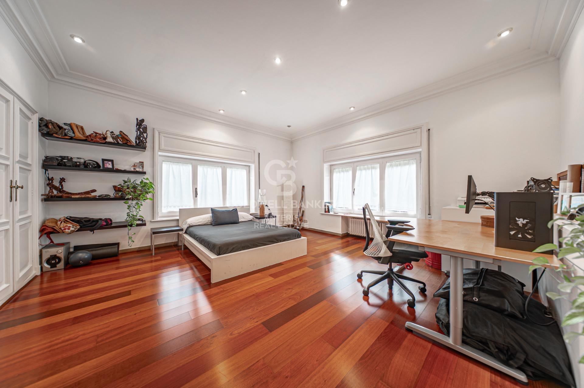 Apartment for sale with terrace in the heart of Les Tres Torres, with parking in the building and concierge service