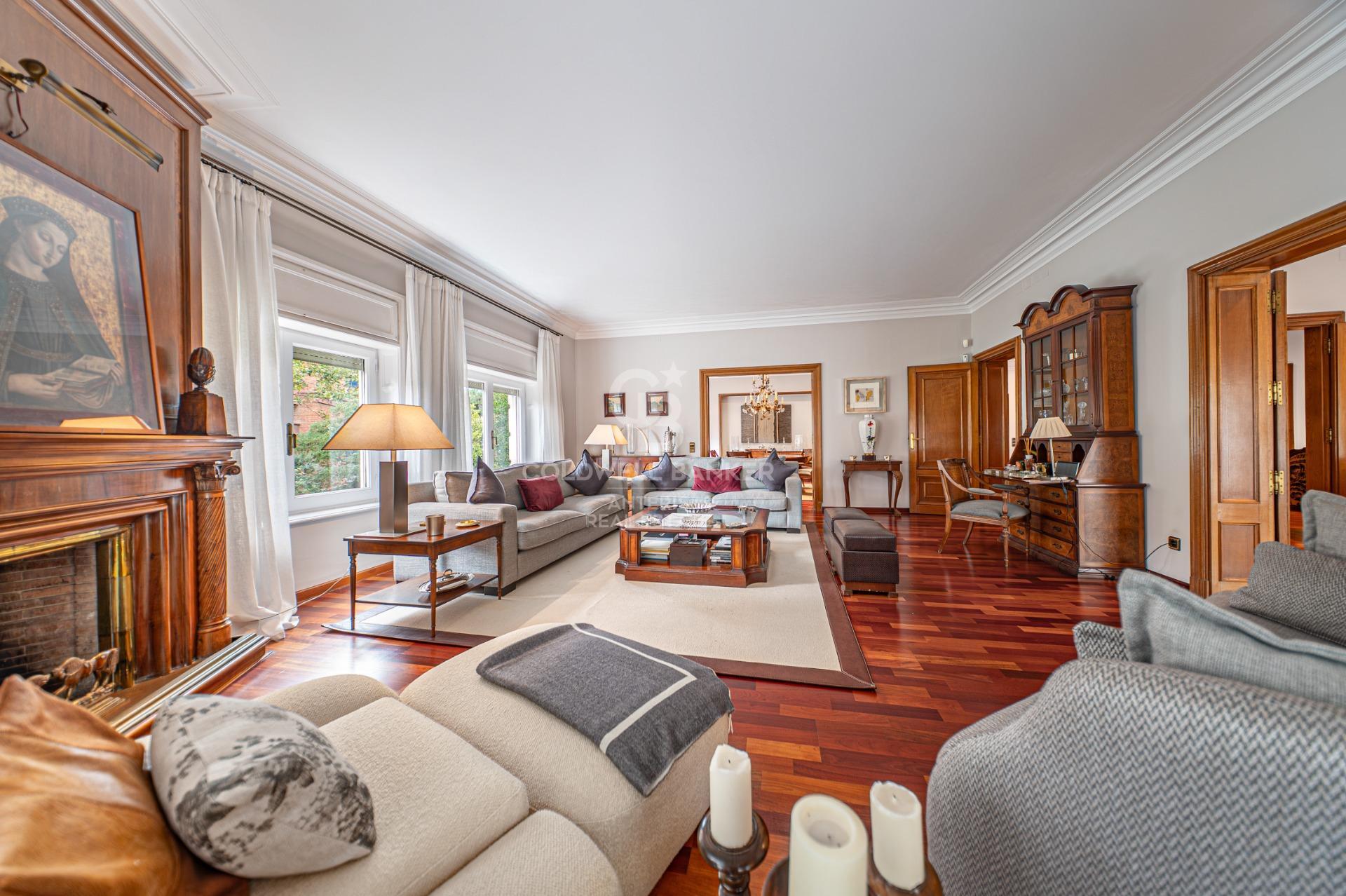 Apartment for sale with terrace in the heart of Les Tres Torres, with parking in the building and concierge service