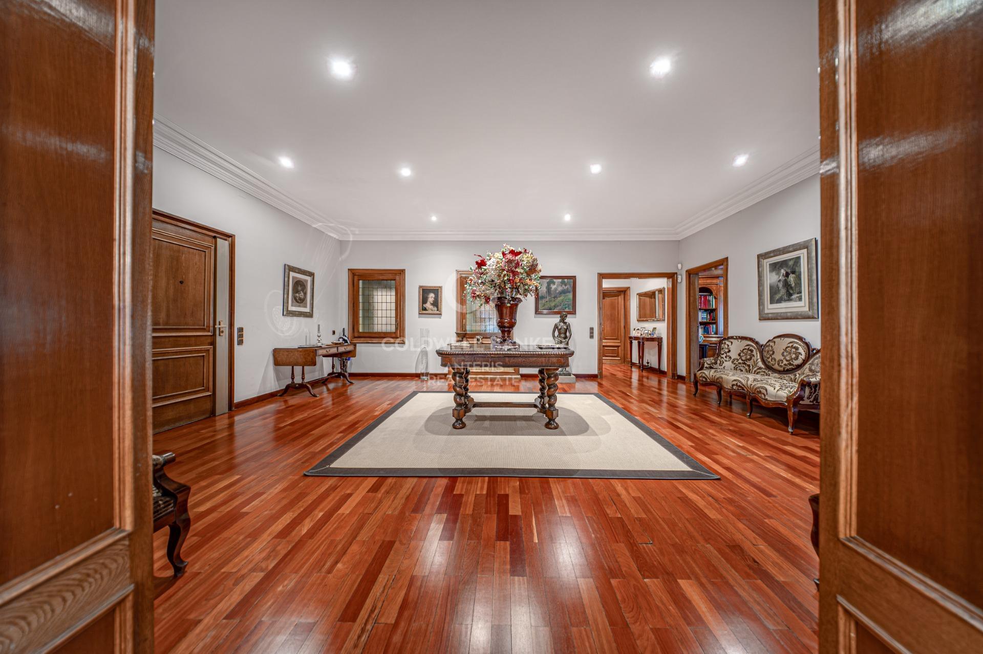 Apartment for sale with terrace in the heart of Les Tres Torres, with parking in the building and concierge service