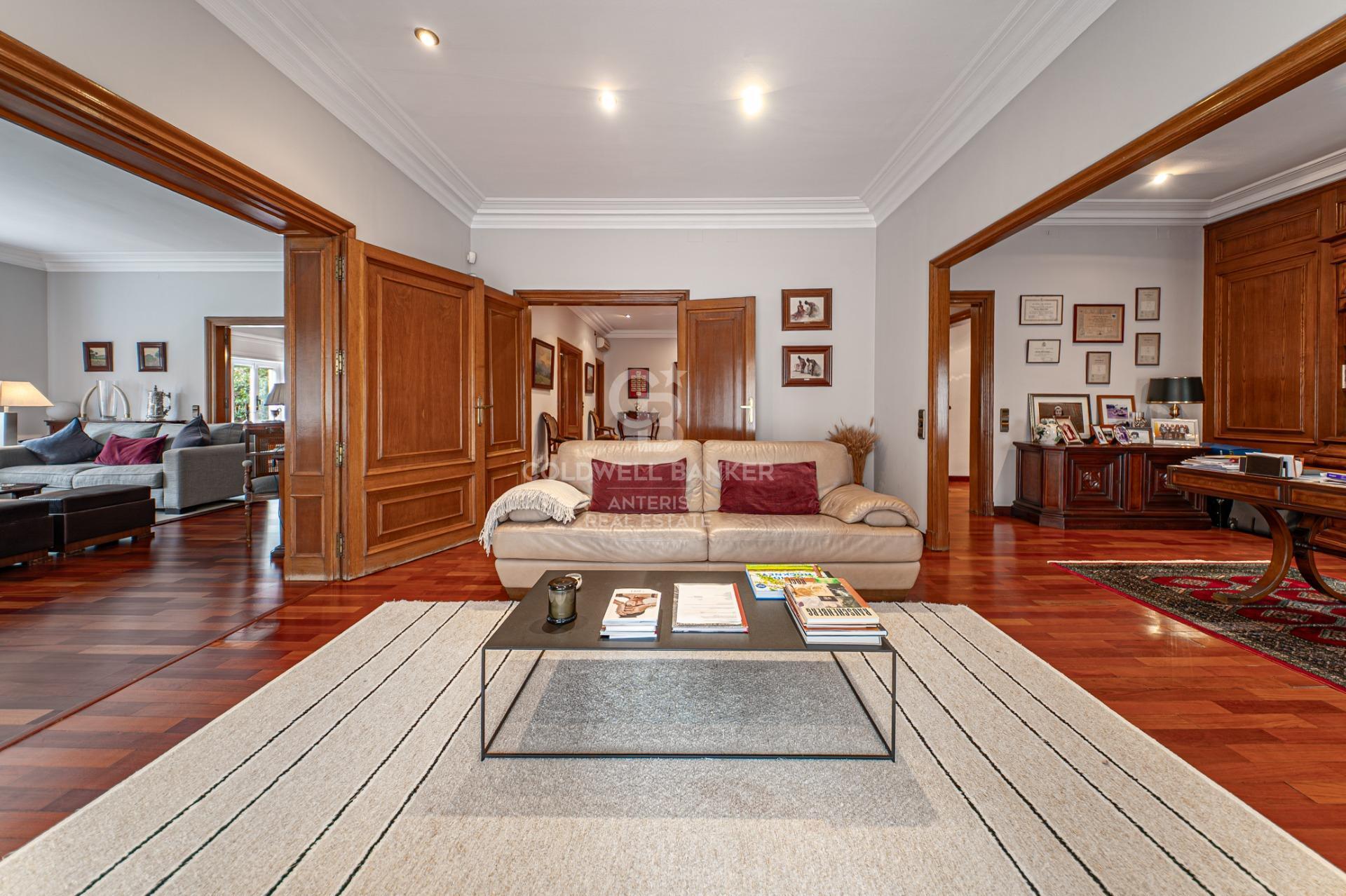 Apartment for sale with terrace in the heart of Les Tres Torres, with parking in the building and concierge service