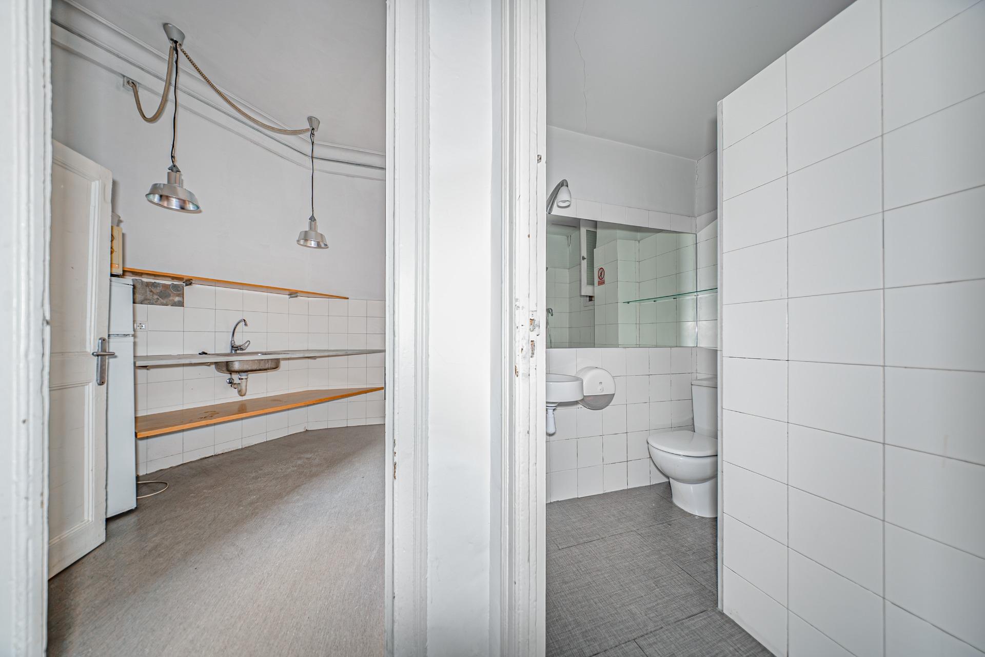 Luminoso y céntrico despacho en alquiler.