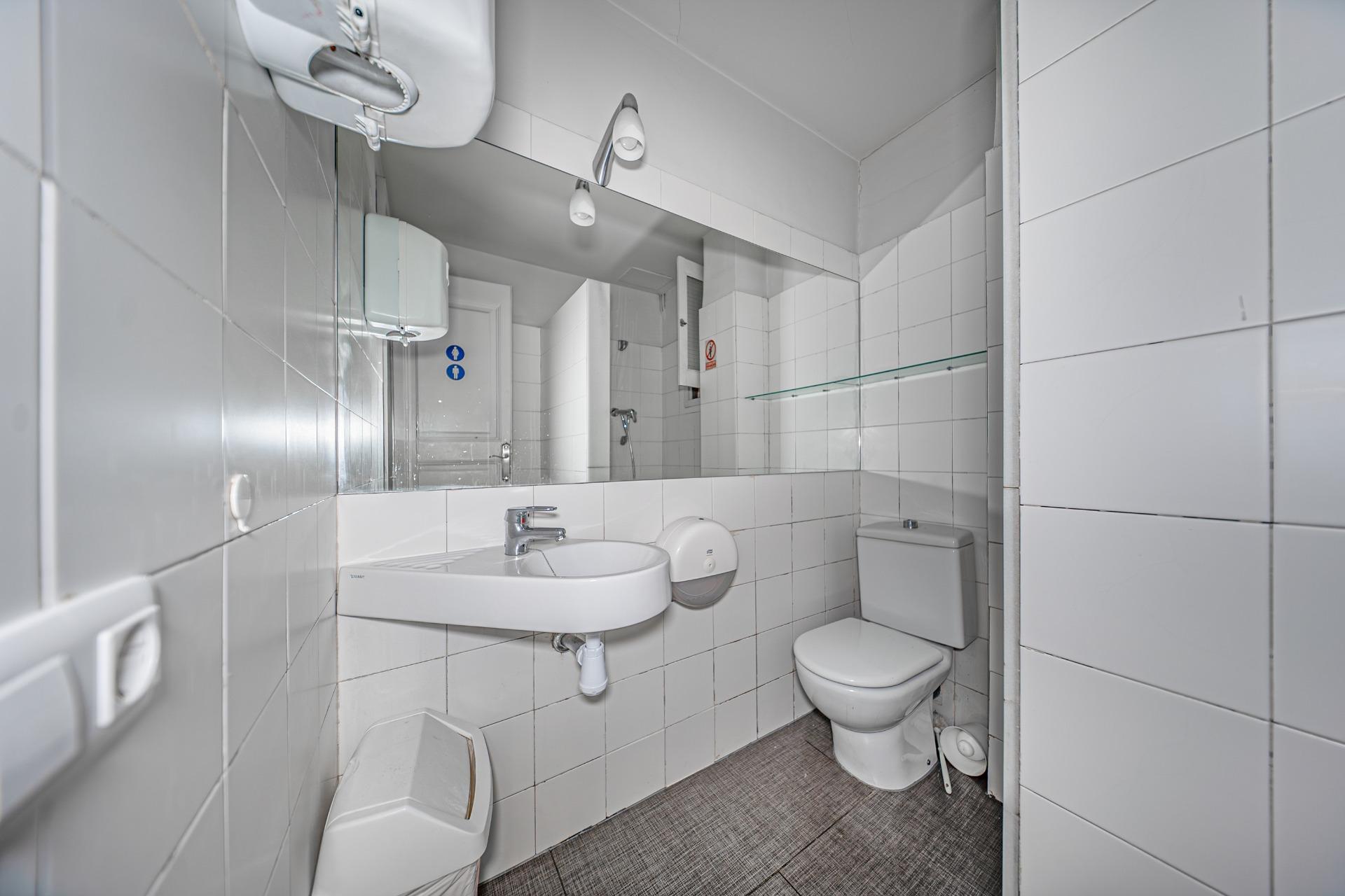 Luminoso y céntrico despacho en alquiler.