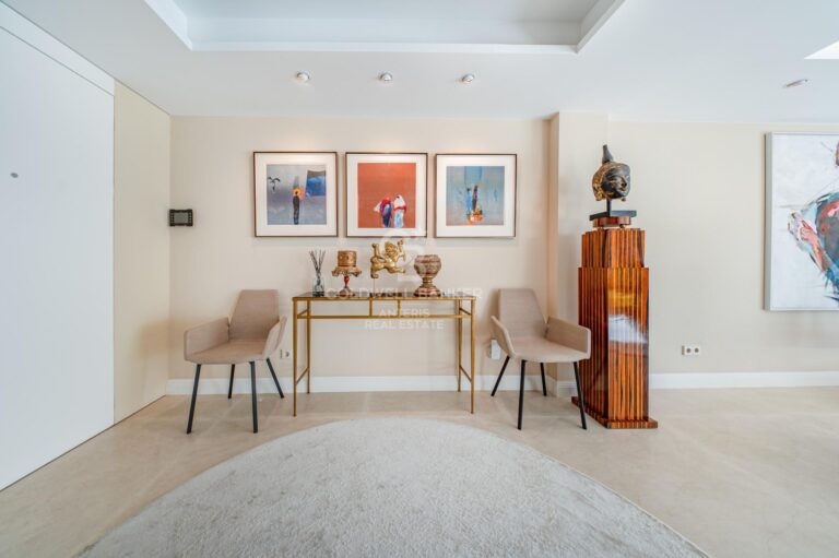 Exclusiva propiedad reformada en finca regia del Eixample Derecho