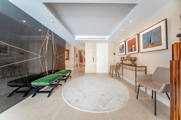 Exclusiva propiedad reformada en finca regia del Eixample Derecho