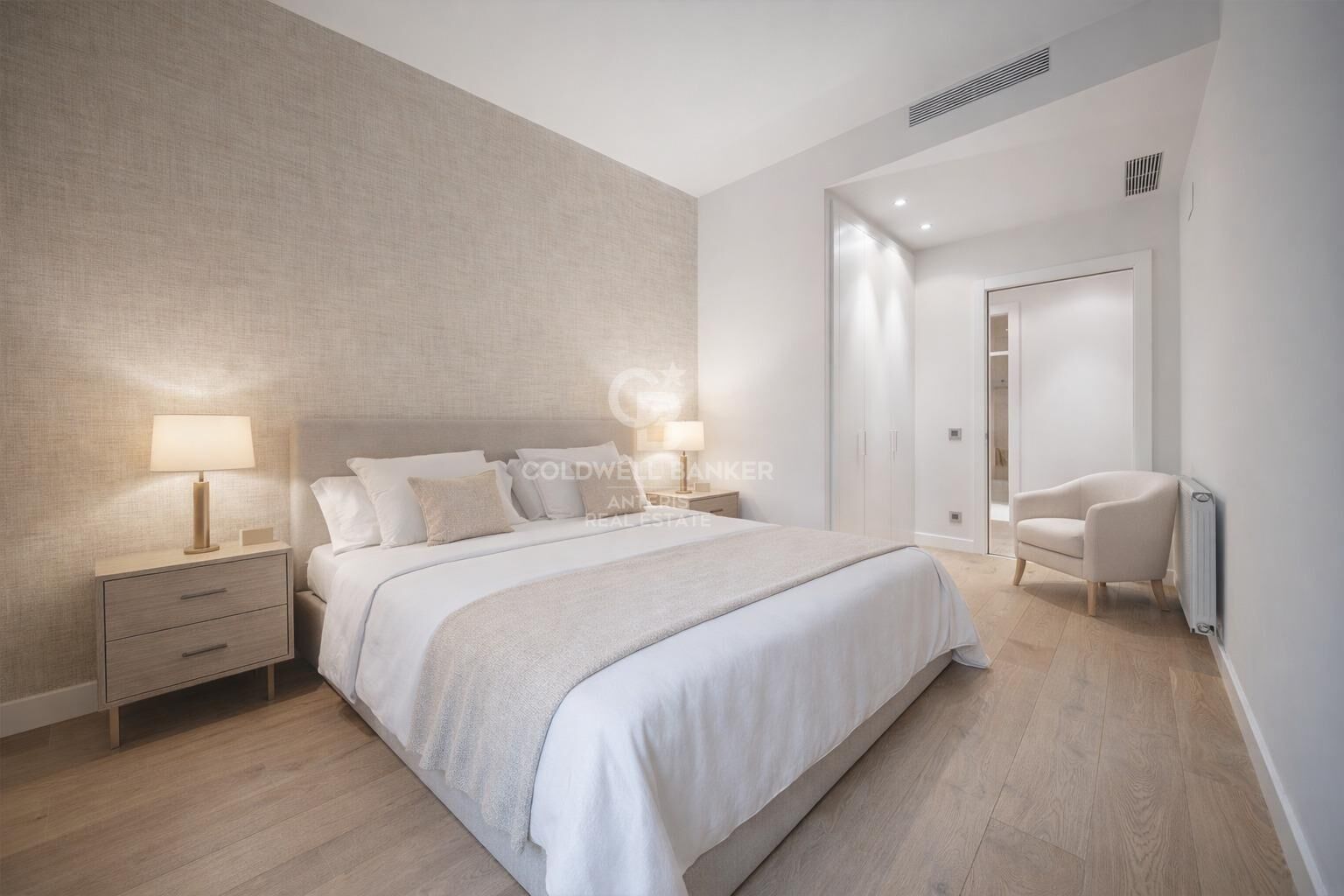 Elegancki apartament z dwoma sypialniami i parkingiem w budynku, położony na Rambla de Catalunya