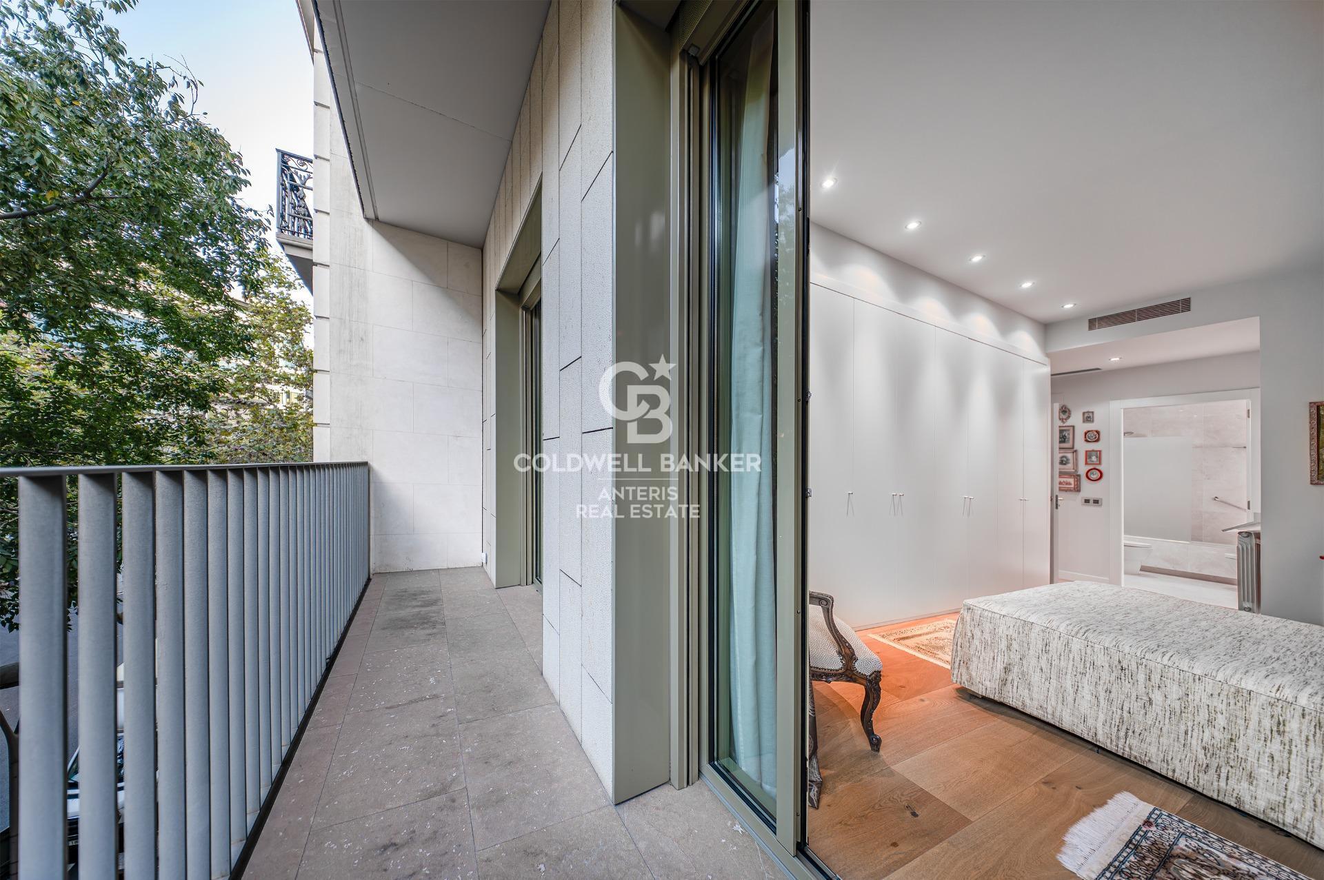 Elegancki apartament z dwoma sypialniami i parkingiem w budynku, położony na Rambla de Catalunya