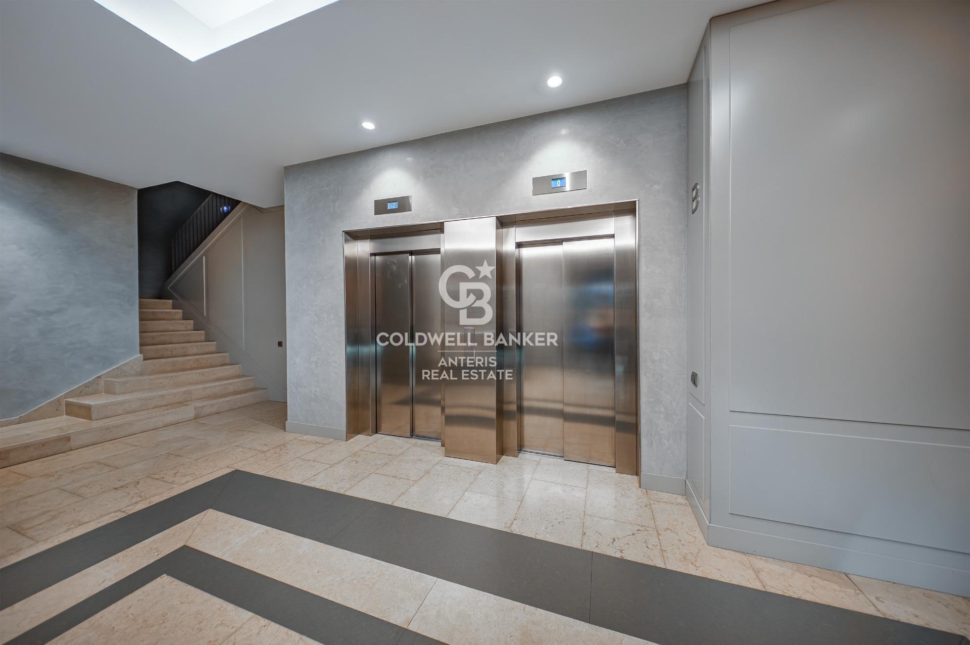 Elegancki apartament z dwoma sypialniami i parkingiem w budynku, położony na Rambla de Catalunya