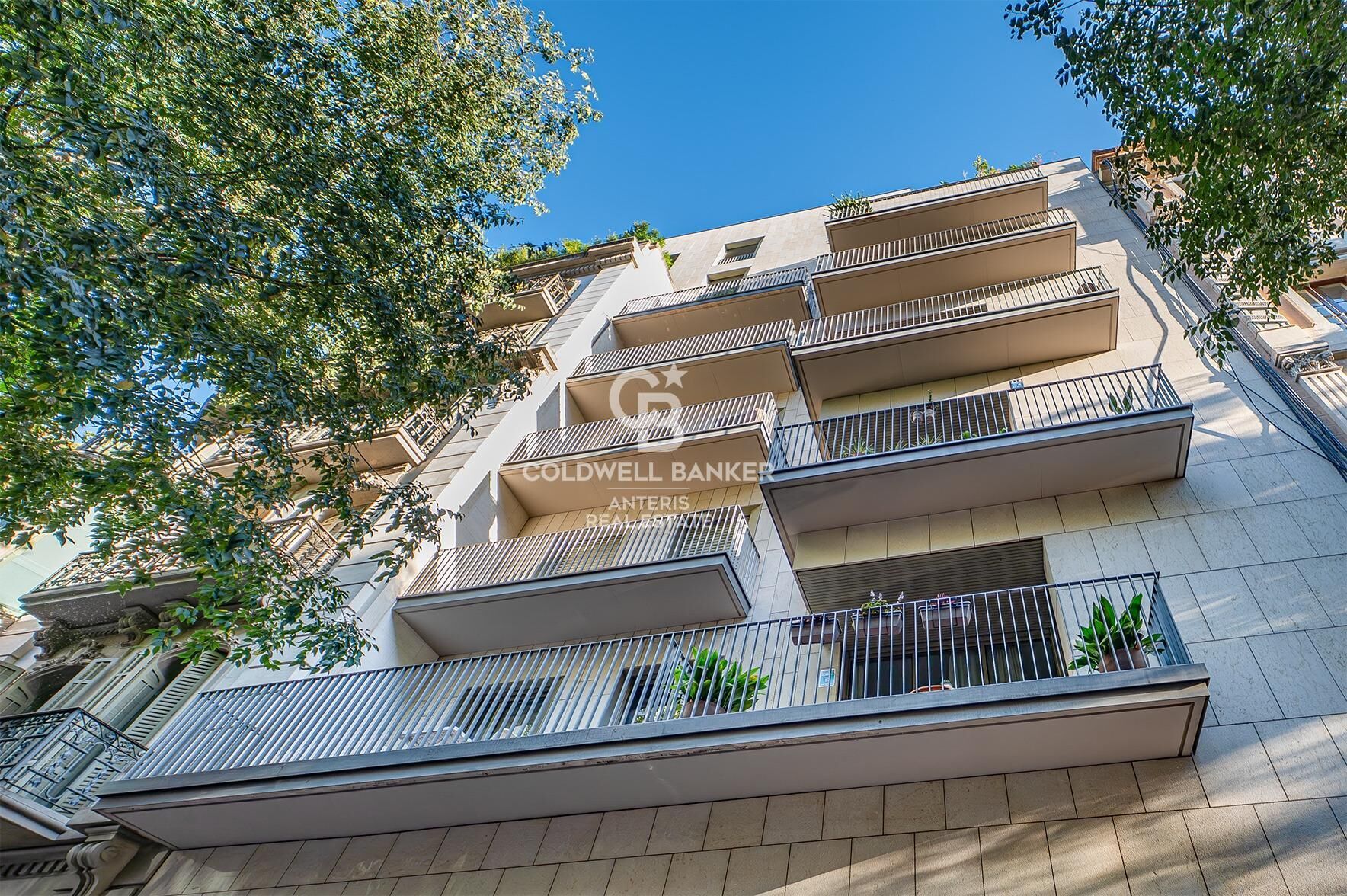 Elegancki apartament z dwoma sypialniami i parkingiem w budynku, położony na Rambla de Catalunya