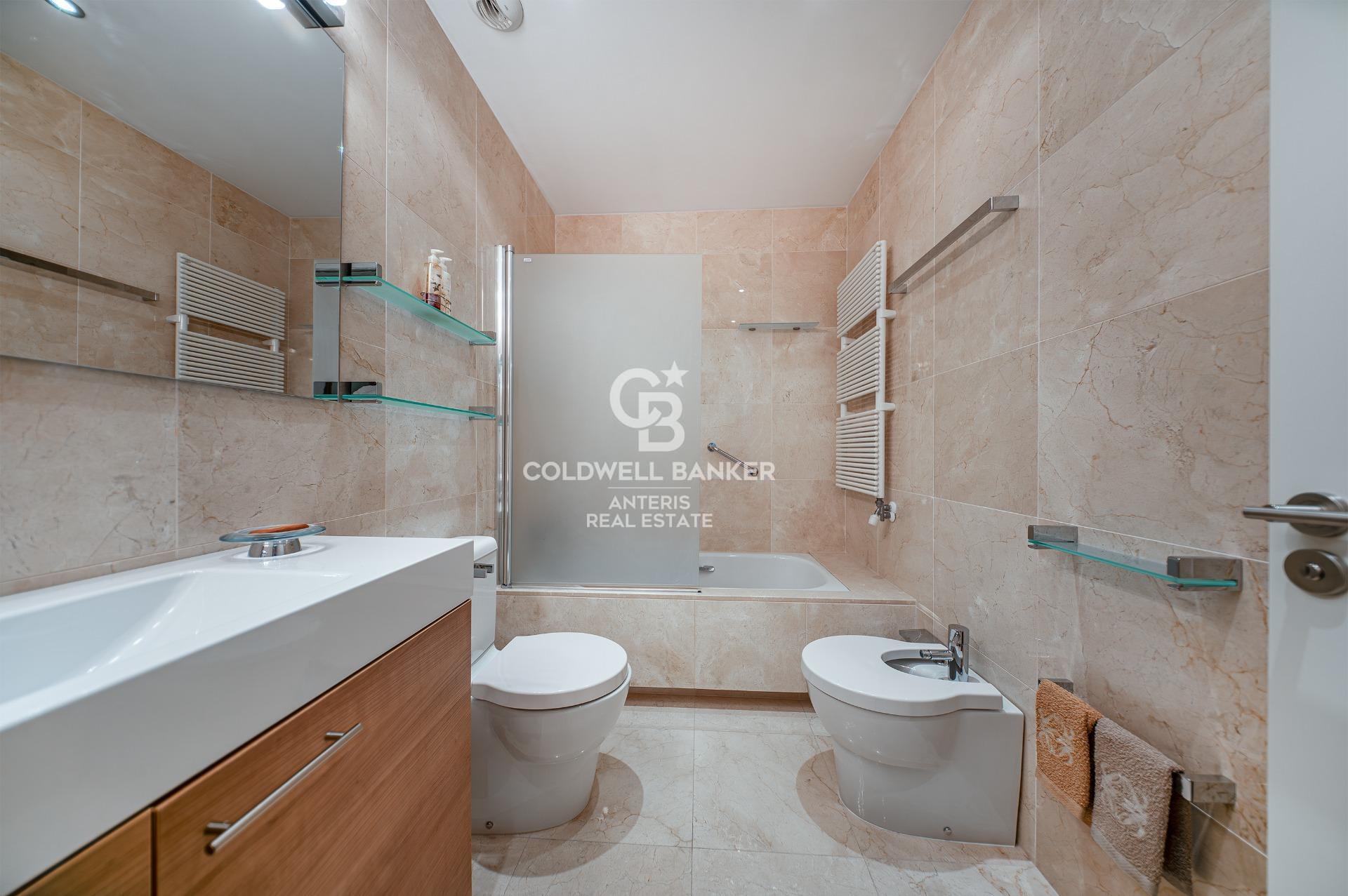 Elegancki apartament z dwoma sypialniami i parkingiem w budynku, położony na Rambla de Catalunya