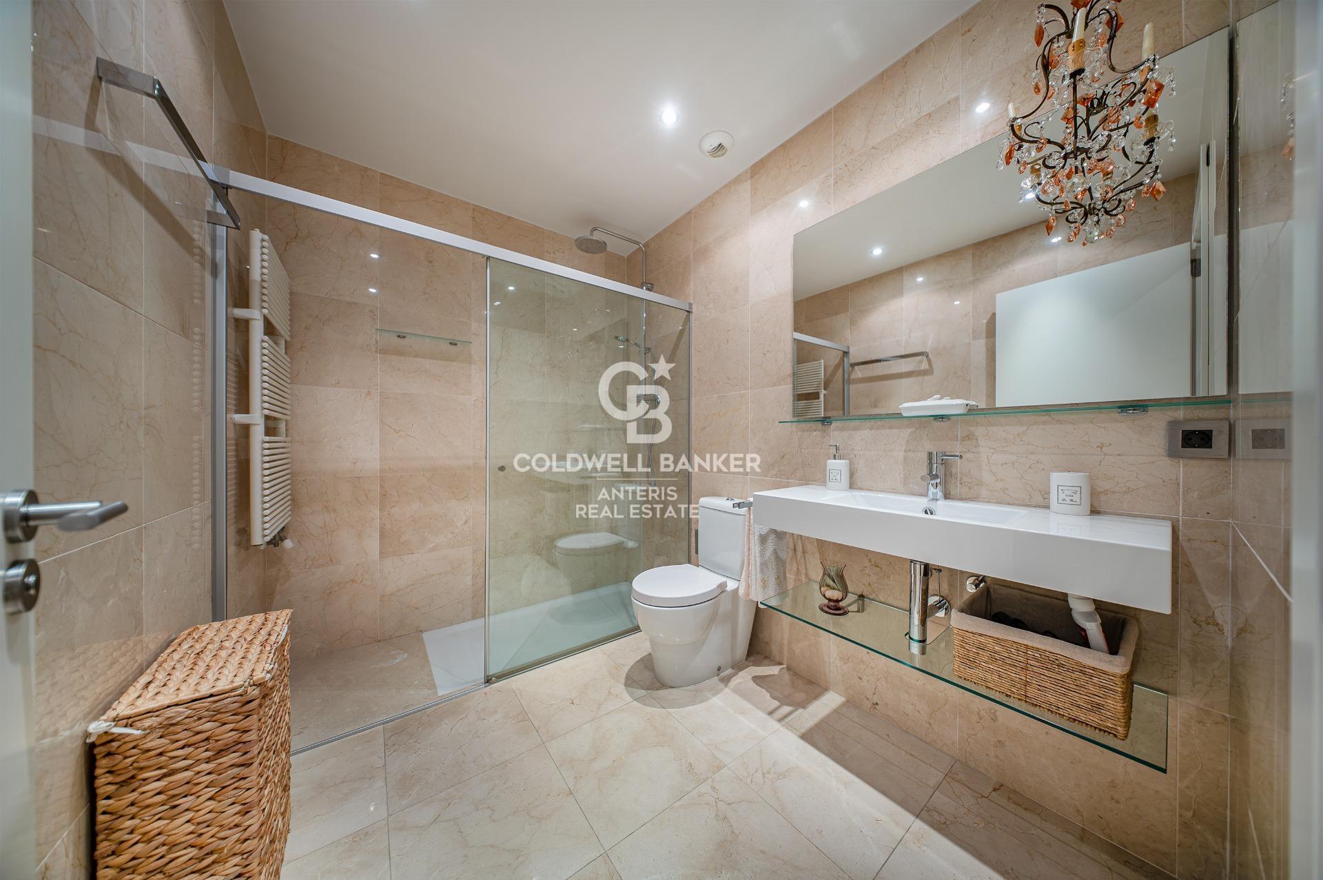 Elegancki apartament z dwoma sypialniami i parkingiem w budynku, położony na Rambla de Catalunya