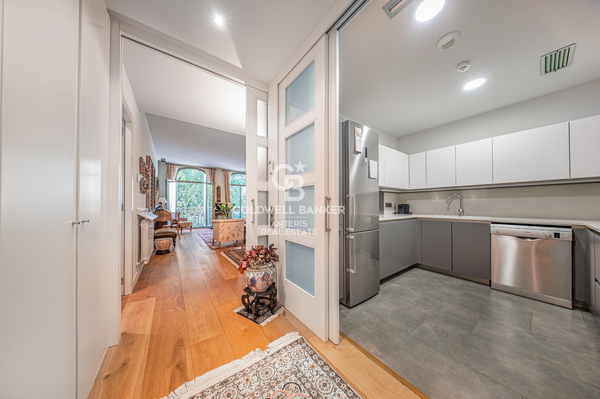 Elegancki apartament z dwoma sypialniami i parkingiem w budynku, położony na Rambla de Catalunya