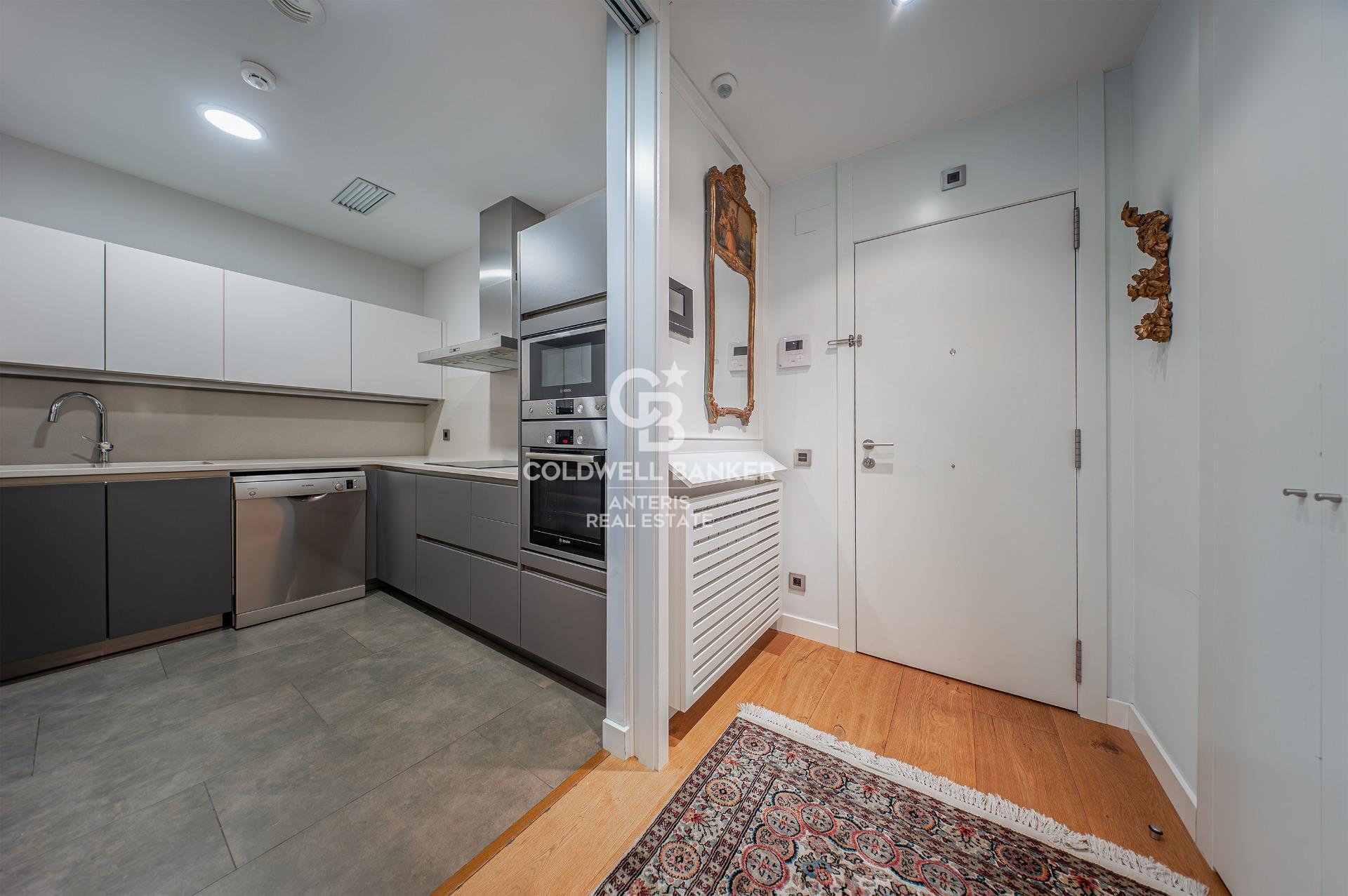 Elegancki apartament z dwoma sypialniami i parkingiem w budynku, położony na Rambla de Catalunya