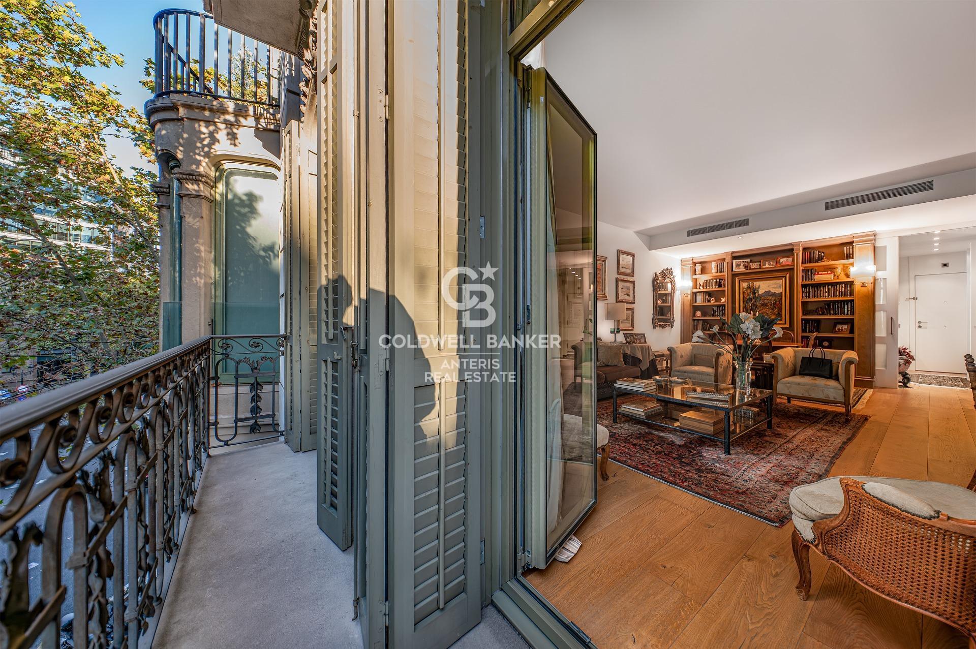 Elegancki apartament z dwoma sypialniami i parkingiem w budynku, położony na Rambla de Catalunya