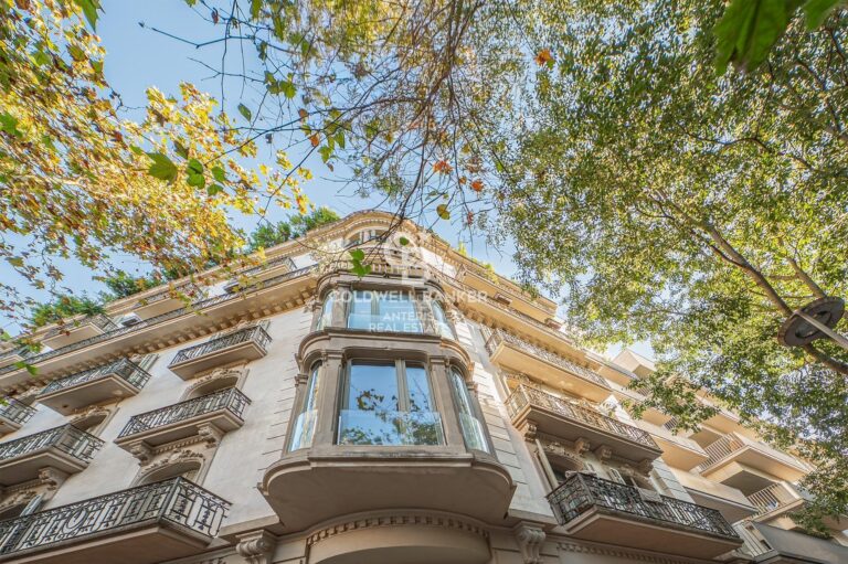 Elegancki apartament z dwoma sypialniami i parkingiem w budynku, położony na Rambla de Catalunya