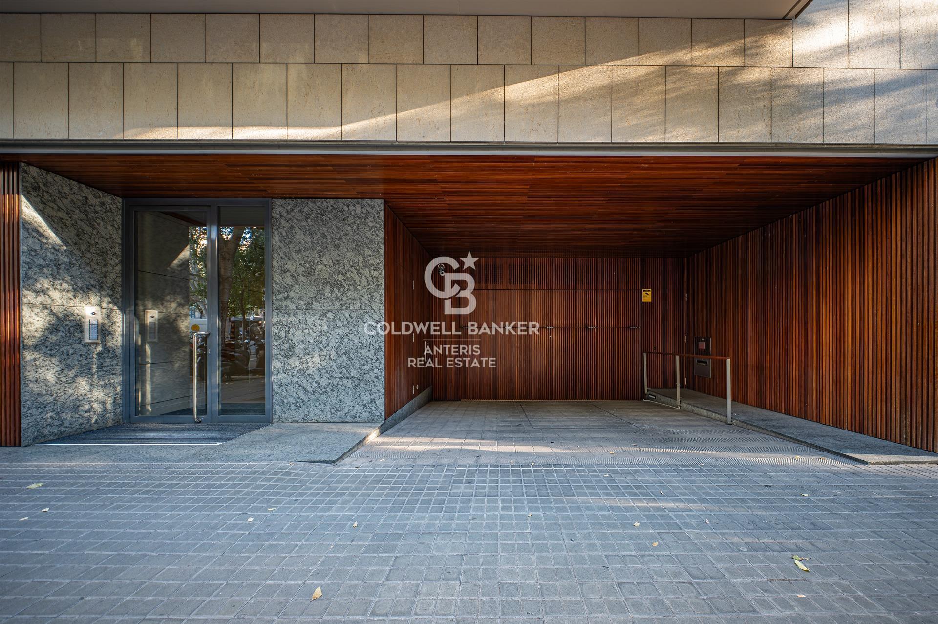 Elegancki apartament z dwoma sypialniami i parkingiem w budynku, położony na Rambla de Catalunya