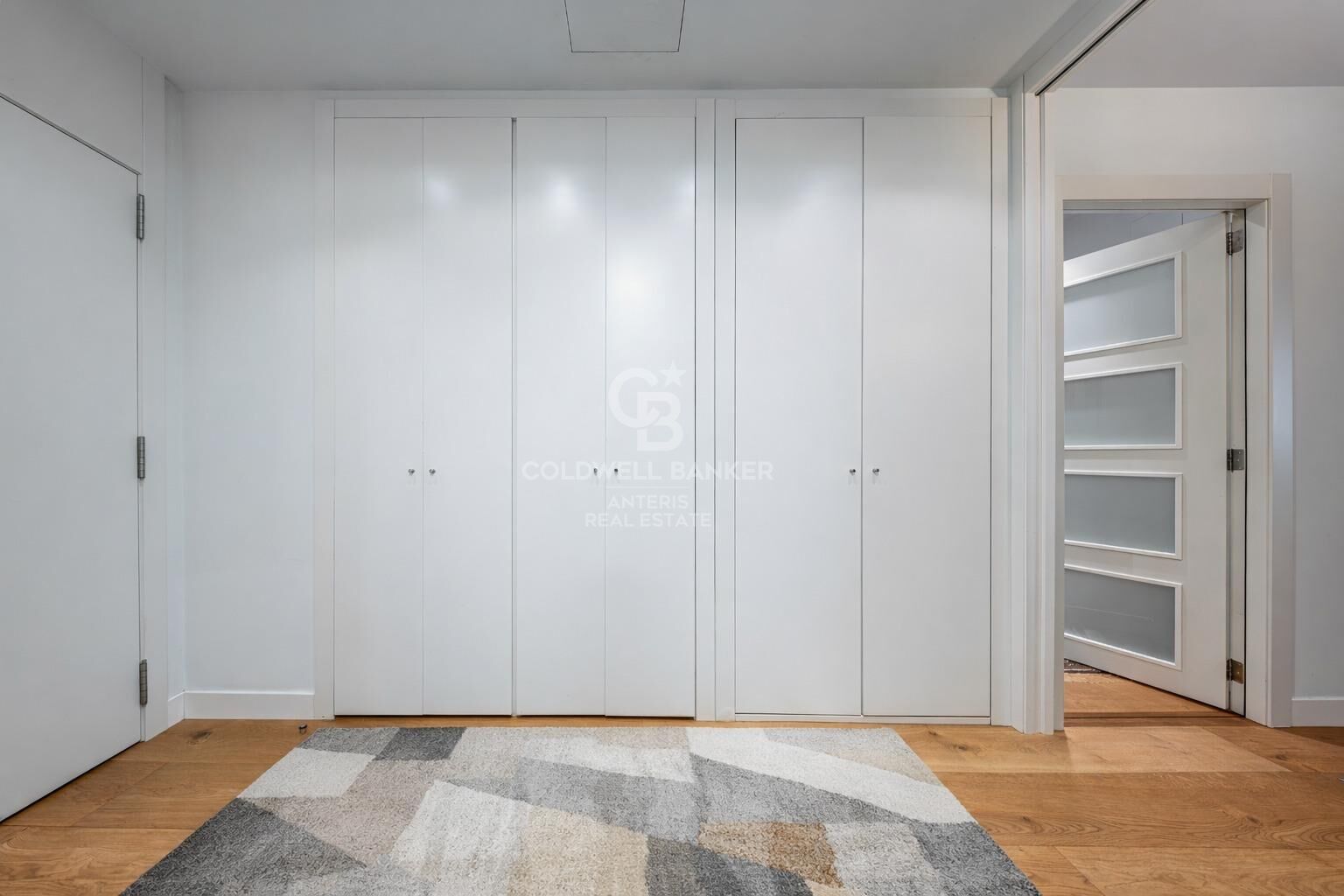 Elegancki apartament z dwoma sypialniami i parkingiem w budynku, położony na Rambla de Catalunya