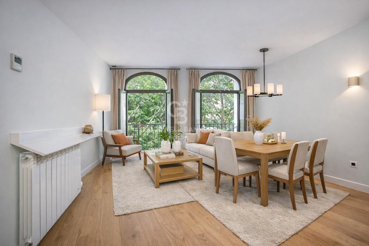 Elegancki apartament z dwoma sypialniami i parkingiem w budynku, położony na Rambla de Catalunya