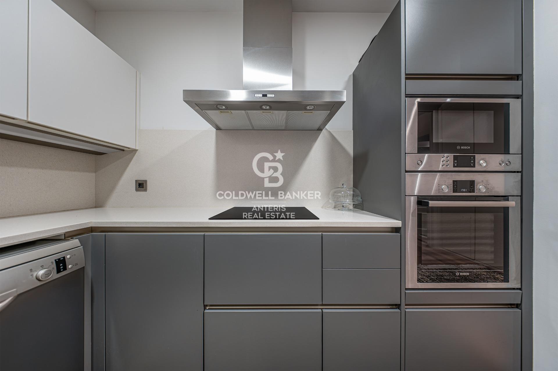 Elegancki apartament z dwoma sypialniami i parkingiem w budynku, położony na Rambla de Catalunya